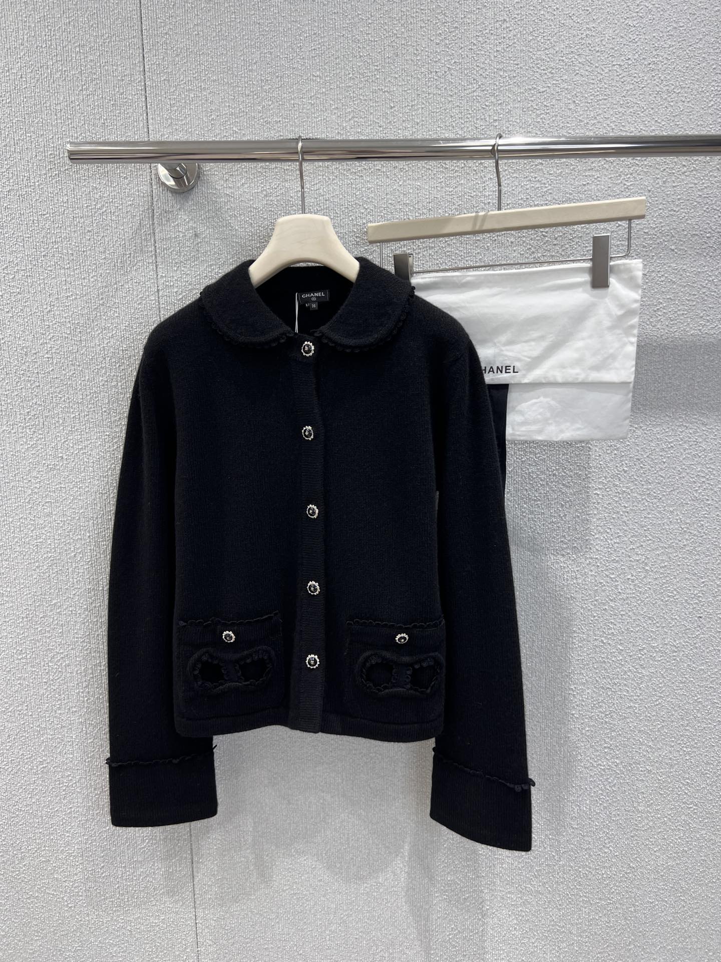 NO:590469,pSupports exchange Cha*el 25K advanced handicraft workshop series bow knitted cardigan丨exclusively developed by yb!  High quality production!  The base of milky white/black wool + mulberry silk blend has a soft luster. The three-dimensional bow embroidered pocket is the finishing touch, and the exquisite details of the handicraft workshop are hidden in the softness. The single row of pearl buttons + small tassels on the cuffs make the girl feel elegant and sweet. The short version is just stuck on the waistline, neat and proportional. Ready-made S/M/L real shot details, alexander wang19860909p支持换款 Cha*el 25K高级手工坊系列 蝴蝶结针织开衫丨独家yb开发！高版出品！奶白/黑色羊毛+桑蚕丝混纺基底,自带柔润光泽感,立体蝴蝶结刺绣口袋是点睛之笔,软萌中藏着手工坊的精致细节；单排珍珠扣+袖口小流苏边,把优雅甜妹感拉满,短款版型刚好卡在腰线,利落又显比例.现货发售S/M/L实拍细节图,,alexander wang,Women's clothing