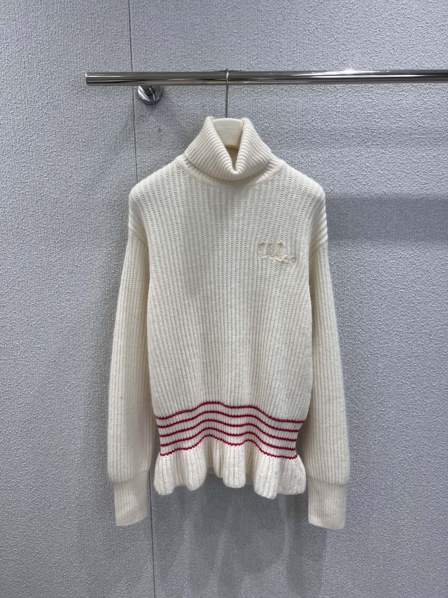 NO:590472,Support model exchange Chl*e 25FW new autumn and winter milk white large version turtleneck knitted wool sweater丨Exclusively developed by yb!  High quality production!  The base of milky white wool has a soft fufu fluffy texture. The vertical pit strip knitting makes the body slender. The combination of high collar + large version is full of gentleness and relaxation. The finishing touch is the red stripe on the waist + ruffled hem, which instantly adds a sweet and cool feeling. There is also the iconic embroidery on the chest, which hides the noble details in a low-key manner. Ready-made S/M/L real shot details, sweaters, alexander wang19860909支持换款 Chl*e 25FW秋冬新款 奶白大版型高领针织羊毛毛衣丨独家yb开发！高版出品！奶白色羊毛基底,自带软fufu的蓬松质感,竖坑条针织衬得身形纤细,高领+大版型的组合裹满温柔松弛感~点睛之笔是腰间的红条纹+荷叶边下摆,甜酷感瞬间拉满,还有胸口的标志性刺绣,低调藏着贵气细节.现货发售S/M/L实拍细节图,,sweaters,alexander wang,Women's clothing