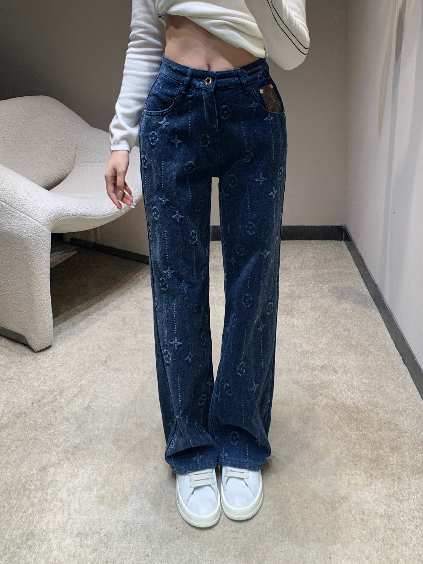 NO:590854,Louis Vuit*on 25FW new autumn and winter jacquard brushed denim straight pants丨Exclusive high-end version!  Deep indigo wash + naturally polished white, soft and crisp denim fabric, classic Monogram elements + star logo, presented with brushed jacquard of the same color, low-key with delicate texture hidden in it, with a high-end gloss when walking, leather Logo brand on the back waist + metal buttons, small details directly enhance the recognition, and the nobility can be seen without revealing the logo!  Available in stock S/M/L,,louis vuitton,alexander wang19860909Louis Vuit*on 25FW秋冬新款 提花磨毛牛仔直筒裤丨独家高版出品！深靛蓝水洗+自然磨白,软而挺括的牛仔面料,经典Monogram元素+星形标识,用同色系磨毛提花呈现,低调中藏着细腻纹理,走动时自带高级光泽感,后腰处的皮质Logo牌+金属纽扣,小细节直接拉满辨识度,不用露标也能看出的贵气！现货发售S/M/L,,louis vuitton,alexander wang,Women's clothing