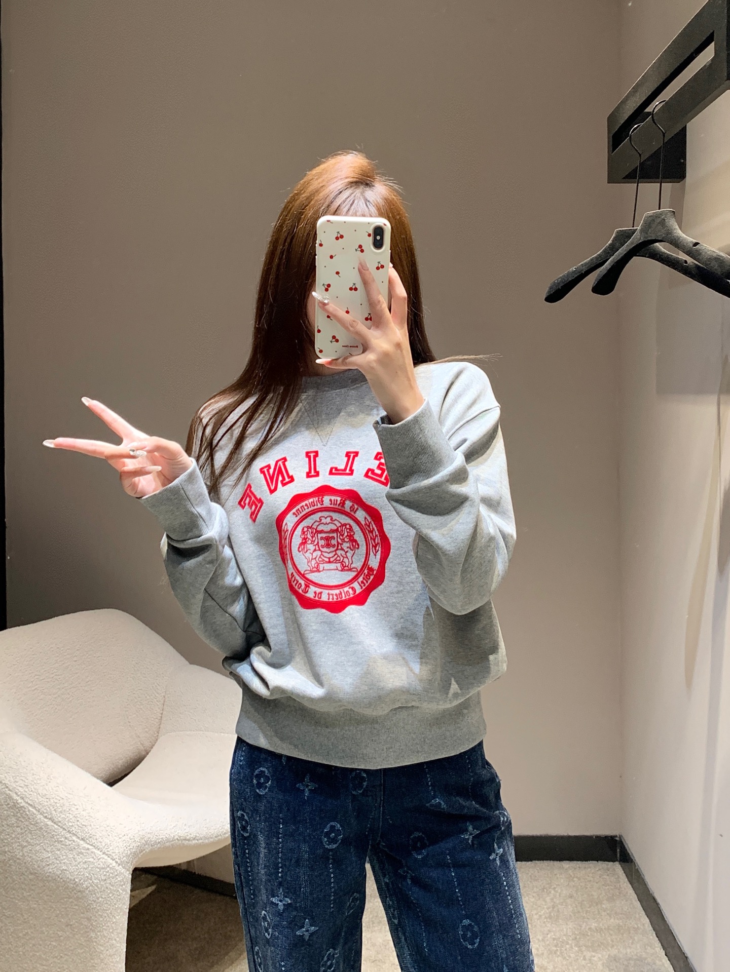 NO:590840,Celin* 25Fw new early autumn flocked letter printed round neck sweatshirt丨Exclusive high-end version!  Round neck plain knitted collar. Iconic letters on the chest with a circular contrasting stamp pattern. Shows the brand’s high-end feel. Loose-fitting cut. The upper body is versatile and slimming. Simple yet energetic and youthful. A must-have fashionable outfit for daily commuting. Genderless outfits for autumn and winter. Ready for sale S/M/L,,celine,hoodie,sweatshirts,alexander wang19860909Celin* 25Fw早秋新款 植绒字母印花圆领卫衣丨独家高版出品！圆领平纹针织领 胸前标志性字母圆形撞色印章图案 尽显品牌高级感 宽松版型剪裁 上身百搭显瘦 简约不失活力青春感 日常通勤必备时尚穿搭 秋冬玩转无性别穿搭 现货发售S/M/L,,celine,hoodie,sweatshirts,alexander wang,Women's clothing