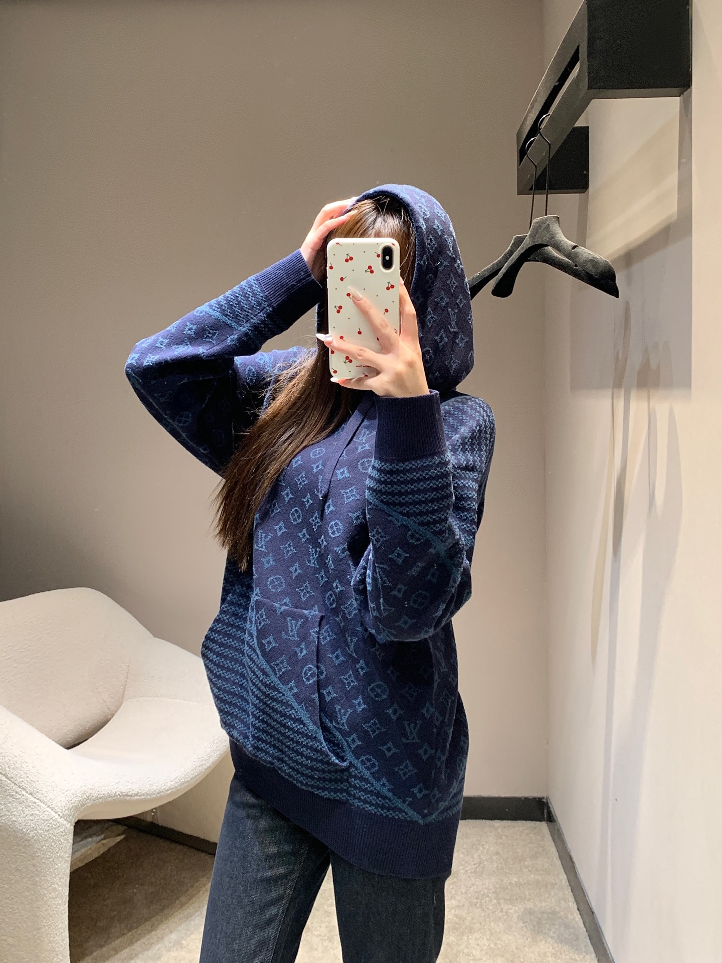 NO:590836,Louis Vuit*on 25FW new autumn and winter new navy jacquard knitted hooded sweatshirt丨Exclusively developed by yb!  High quality production!  The navy blue knitted base has a calm texture. The all-over jacquard texture + contrasting knitted stitching are the details of the details. The hooded + drawstring design retains the looseness of the sweater. The large pockets + dropped shoulders are both fleshy and casual. The same style for men and women!  Available now S/M/L,,louis vuitton,hoodie,sweatshirts,hats,alexander wang19860909Louis Vuit*on 25FW秋冬新款 藏蓝提花针织连帽卫衣丨独家yb开发！高版出品！藏蓝色针织基底自带沉稳质感,满印提花纹理+撞色针织拼接是细节控的心头好,连帽+抽绳设计保留了卫衣的松弛感,大口袋+落肩版型既藏肉又随性.男女同款！现货发售S/M/L,,louis vuitton,hoodie,sweatshirts,hats,alexander wang,Women's clothing