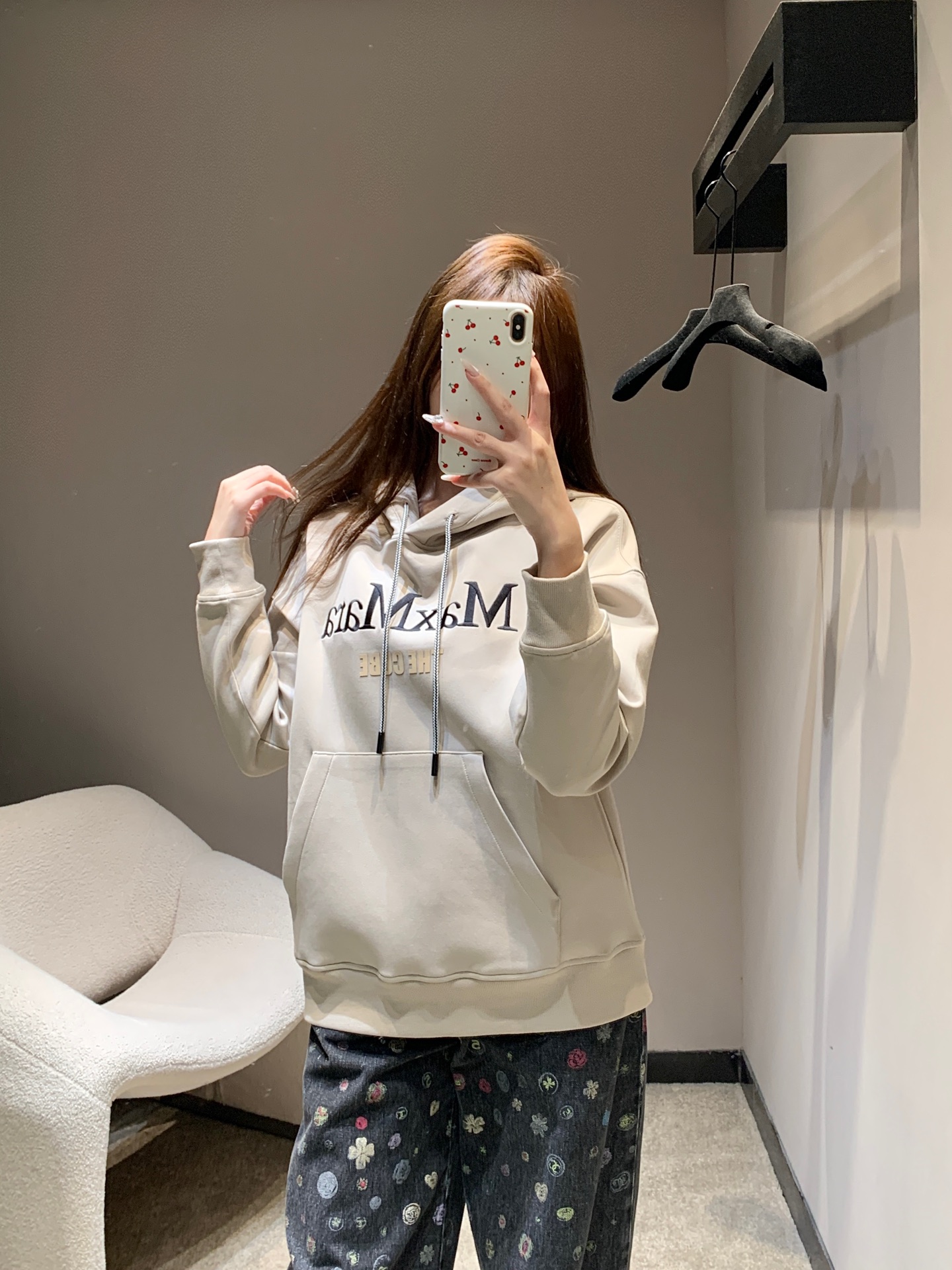 NO:590829,MaxMar* 25Fw new autumn and winter letter embroidered printed hooded sweatshirt | Exclusively developed by yb!  High quality production!  Apricot/black soft waxy sweatshirt fabric, with a lazy atmosphere, three-dimensional letter embroidery + contrasting printing is the finishing touch, the loose shoulder design hides flesh and is casual, the hooded drawstring design retains the casual feel of the sweatshirt, and the large pockets can be used to carry things ~ ready for sale S/M/L,, hoodie, sweatshirts, hats, alexander wang19860909MaxMar* 25Fw秋冬新款 字母刺绣印花连帽卫衣丨独家yb开发！高版出品！奶杏/黑色软糯卫衣面料,自带慵懒氛围,立体字母刺绣+撞色印花是点睛之笔,宽松落肩版型藏肉又随性,连帽抽绳设计保留了卫衣的休闲感,大口袋还能随手揣东西~现货发售S/M/L,,hoodie,sweatshirts,hats,alexander wang,Women's clothing