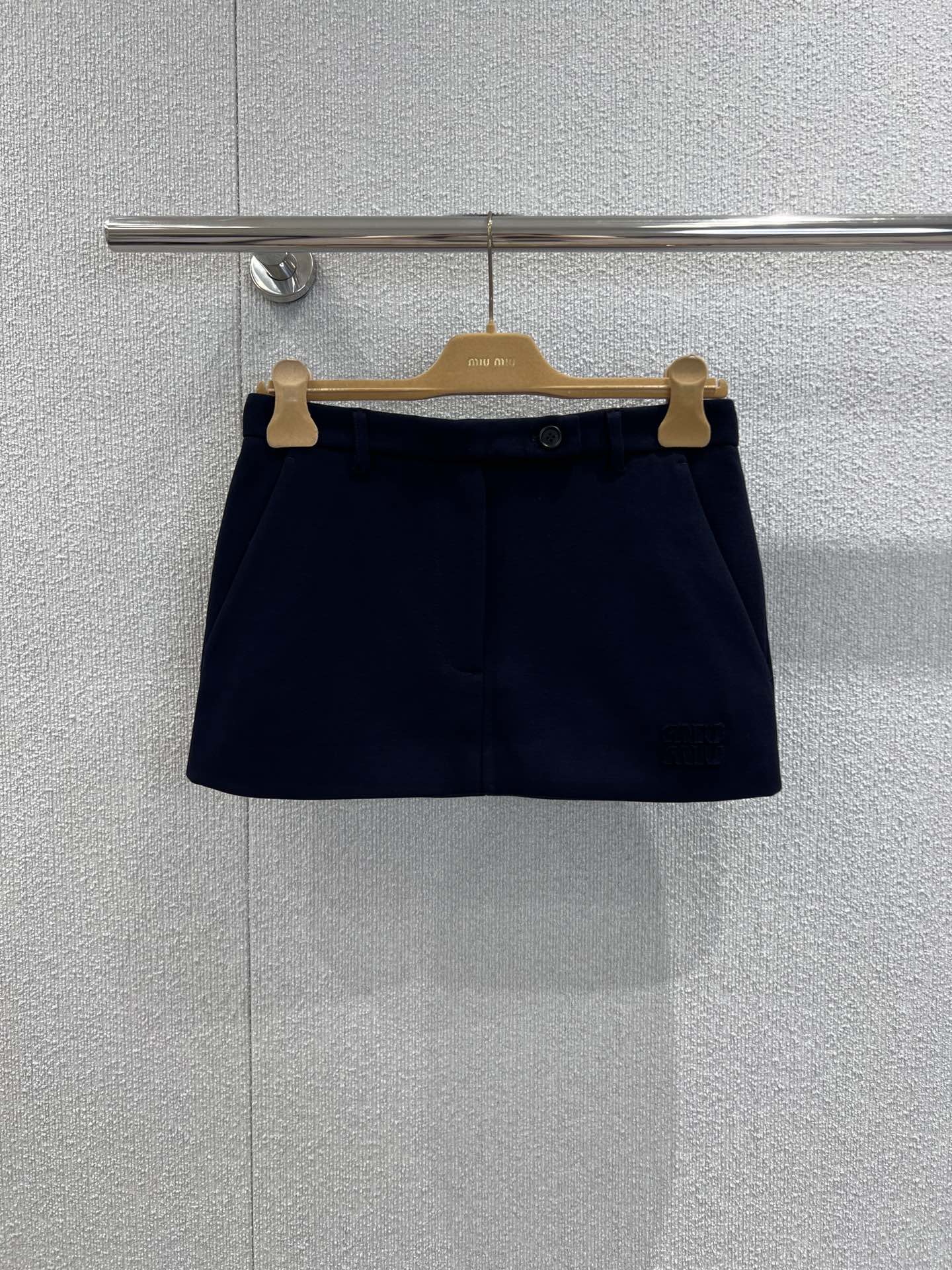 NO:591287,Support exchange Miu Mi* 25FW new autumn and winter letter logo slim skirt丨Exclusively developed by yb!  High quality production!  The matte material has a velvety feel, is soft and stiff, fits the legs without wrinkles, and doesn't look cheap when worn in autumn and winter!  The letters on the side seams of the skirt are three-dimensionally embroidered in the same color, which is low-key yet recognizable. The short slim-fitting + micro-A silhouette just hits the thinnest part of the thigh, which not only shows the length of the legs but also can cover the crotch quietly. It is very friendly to the pear-shaped figure!  Ready sale S/M/L real shot details,,miumiu,skirts,alexander wang19860909支持换款 Miu Mi* 25FW秋冬新款 字母徽标修身半身裙丨独家yb开发！高版出品！带点绒感的哑光材质,软而挺括,贴腿不皱,秋冬穿也不会显廉价！裙身侧缝的字母用同色系立体绣,低调却自带辨识度,短款修身+微A廓形刚好卡在大腿最细处,既显腿长又能悄悄遮胯,对梨形身材超友好！现货发售S/M/L实拍细节图,,miumiu,skirts,alexander wang,Women's clothing