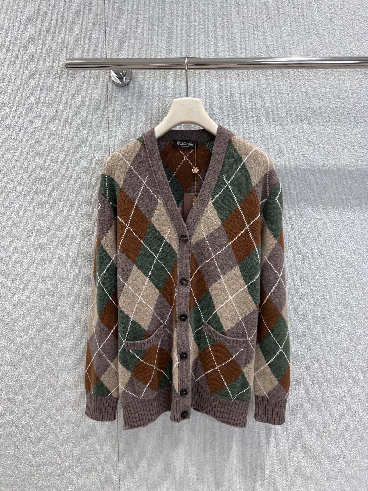 NO:591305,Supports exchange Loro Pia*a 25FW new autumn and winter retro diamond cashmere knitted cardigan丨Exclusively developed by yb!  High quality production!  The iconic velvet feel is soft but not collapsed. It feels warm against the skin as if it were wrapped in clouds. The slightly loose H-shaped shape is friendly to all body types. It is not tight or bloated. It has a literary feel when worn over a shirt. It is very casual when worn alone with jeans!  It is the 'textured hard currency' that can contract the relaxation throughout autumn and winter. It is now available for sale in S/M/L. Actual photos and detailed pictures, loro piana, jeans, shirts, alexander wang19860909支持换款 Loro Pia*a 25FW秋冬新款 复古菱形羊绒针织开衫丨独家yb开发！高版出品！标志性的绒感,软而不塌,贴肤是裹在云朵里的暖,微宽松H型对各种身材友好,不紧绷不臃肿,套在衬衫外是文艺感,单穿配牛仔裤又很随性！是能承包整个秋冬松弛感的“质感硬通货”现货发售S/M/L实拍细节图,,loro piana,jeans,shirts,alexander wang,Women's clothing