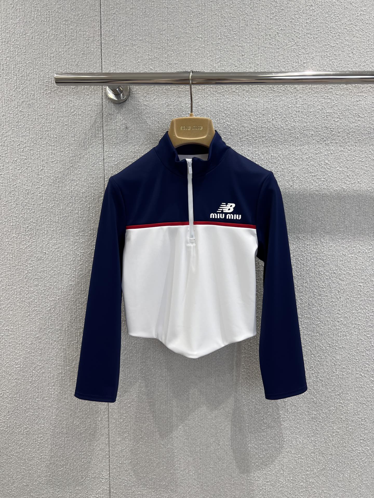NO:590867,Supports exchange. MiuM*u × New Balance tennis joint new model, contrasting color half-zip top | Exclusively developed by yb!  High quality production!  Navy/white (or black/white) color block splicing + red edge embellishment in the middle, it has the vitality of retro tennis clothes, white and neat, double-label co-branded logo details, the collision of high luxury and sports style directly enhances the recognition, the half-high collar zipper can be freely adjusted to expose the skin, the short cut just exposes the waist and abdomen line, the soft elastic fabric is not tight on the skin, and it is comfortable for sports and daily wear!  Ready sale S/M/L real shot details,,miumiu,alexander wang19860909支持换款 MiuM*u × New Balance网球联名新款 撞色半拉链上衣丨独家yb开发！高版出品！藏青/白色（或黑/白）的色块拼接+中间红边点缀,自带复古网球服的元气感,显白又利落,双标联名logo细节,高奢与运动风的碰撞直接拉满辨识度,半高领拉链能自由调节露肤度,短款剪裁刚好露出腰腹线条,软弹面料贴肤不勒,运动/日常穿都舒服！现货发售S/M/L实拍细节图,,miumiu,alexander wang,Women's clothing
