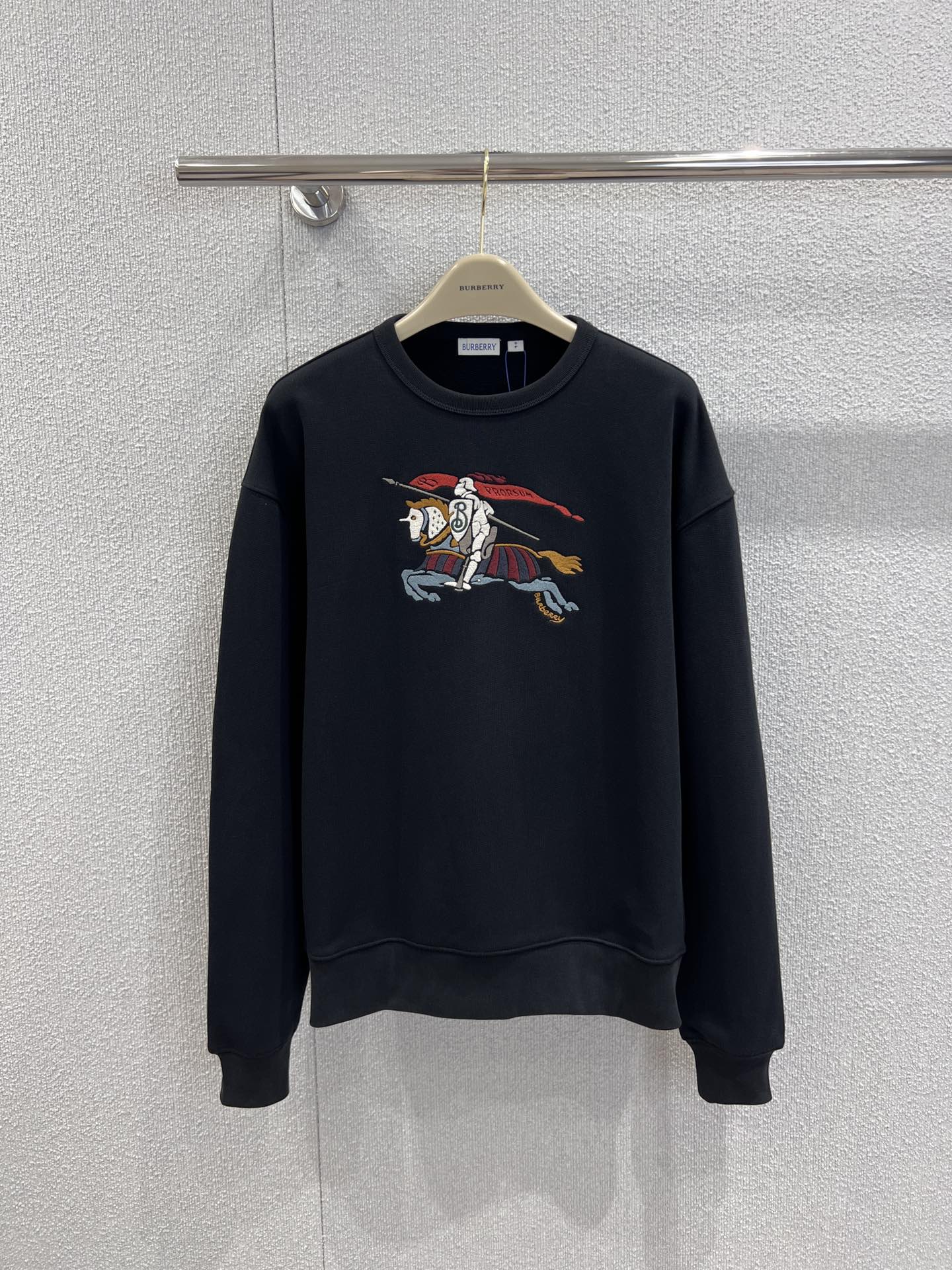 NO:591298,Support exchange Burb*rry 25FW new autumn and winter war horse embroidered round neck sweatshirt丨Exclusive high-end version!  The heavyweight terry cotton fabric is soft and sinewy, and feels velvety warm next to the skin. The loose shoulder + round neck design is friendly to all body types, and it gives a casual sense of relaxation when put on. The knight + war horse pattern uses multi-color embroidery thread, and there are layers from the texture of the armor to the folds of the cloak. When you raise your hands and turn around, it feels like you are wearing a British fairy tale on your body!  Ready-made S/M/L real shot details, burberry, hoodie, sweatshirts, alexander wang19860909支持换款 Burb*rry 25FW秋冬新款 战马刺绣圆领卫衣丨独家高版出品！ 重磅毛圈棉面料软而有筋骨,贴肤是绒绒的暖,宽松落肩+圆领设计对各种身材都友好,套上就是随性的松弛感,骑士+战马的图案用了多色绣线,从盔甲纹理到披风褶皱都有层次,抬手转身时像把英伦童话穿在身上！现货发售S/M/L实拍细节图,,burberry,hoodie,sweatshirts,alexander wang,Women's clothing