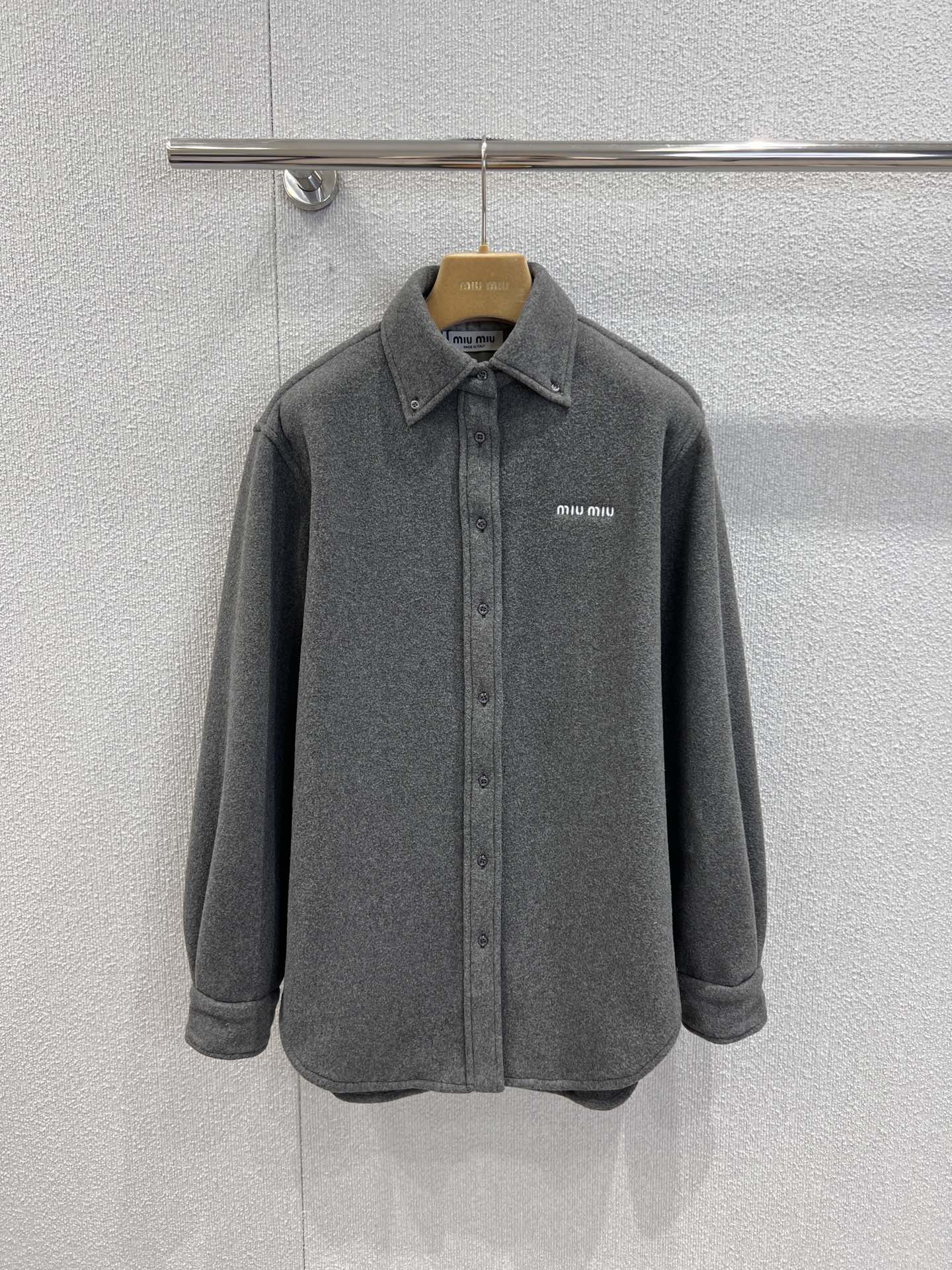 NO:591318,Support exchange MiuMi* 25FW new autumn and winter lapel wool polar fleece long shirt丨Exclusively developed by yb!  High quality production!  The lapel shirt style is combined with wool polar fleece fabric. The soft velvet feel has its own warm filter. The long and loose cut just covers the buttocks. It can be worn as a layered jacket or worn alone for a casual style with the bottoms missing. The small brand logo on the chest is low-key and delicate. The dark gray tone has a high-end texture. It can be easily paired with a plaid skirt or tights!  Ready sale S/M/L real shot details,,miumiu,skirts,jackets & coats,shirts,alexander wang19860909支持换款 MiuMi* 25FW秋冬新款 翻领羊毛摇粒绒长款衬衫丨独家yb开发！高版出品！翻领衬衫版型融合羊毛摇粒绒面料,软乎乎的绒感自带温暖滤镜,长款宽松剪裁刚好遮住臀部,既能当外套叠穿,单穿也能穿出随性的下衣失踪风~胸口小巧的品牌标识低调又精致,深灰色调自带高级质感,搭配格纹裙、紧身裤都能轻松拿捏！现货发售S/M/L实拍细节图,,miumiu,skirts,jackets & coats,shirts,alexander wang,Women's clothing