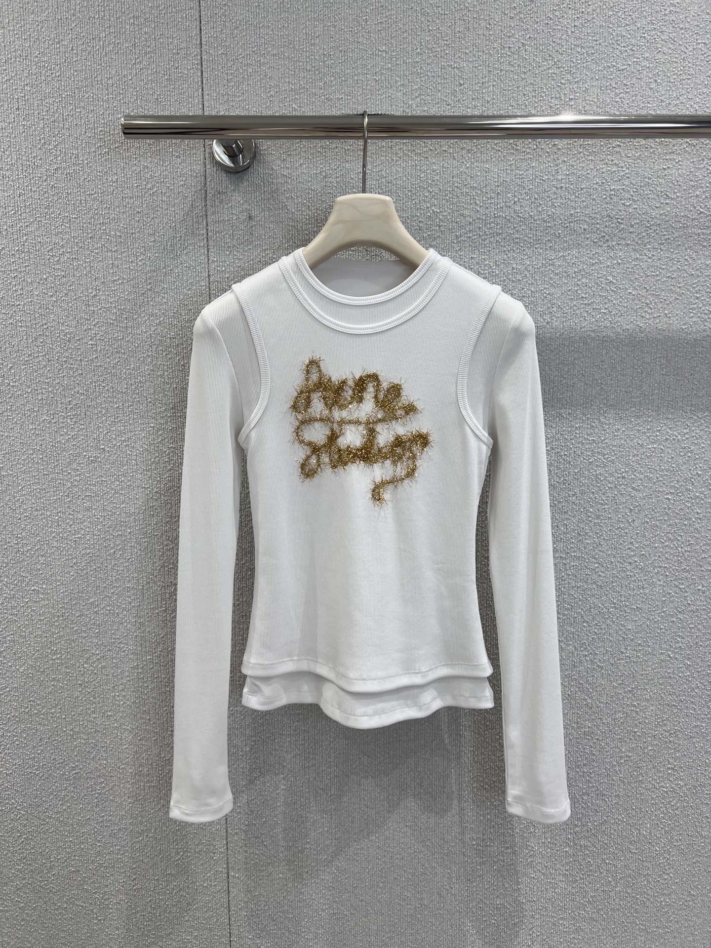 NO:590839,Support exchange Acne Studi*s 25Fw new autumn and winter gold rope embroidered letters fake two-piece long-sleeved T-shirt丨Exclusively developed by yb!  High quality production!  High-elastic knitted strips are soft but not collapsed, slim but not tight. The dual craftsmanship of 'golden rope embroidery + glitter powder' has a plush texture. The fine shimmer under the light is super noble. It looks like a layered slim fit, but it is actually an all-in-one cut. It not only retains the layered atmosphere, but also does not require effort to match, and is close to the skin without being bloated!  Ready for sale S/M/L real shot details,acne studios,tees,t-shirt,alexander wang19860909支持换款 Acne Studi*s 25Fw秋冬新款 金绳绣字母假两件长袖T恤丨独家yb开发！高版出品！高弹针织坑条,软而不塌,修身但不紧绷,「金丝绳绣+闪粉」双重工艺,自带毛绒绒的肌理感,灯光下细碎光泽超显贵气,看似叠穿的修身版型,实则是一体剪裁,既保留了层次氛围,又不用费力搭配,贴肤不臃肿！现货发售S/M/L实拍细节图,,acne studios,tees，t-shirt,alexander wang,Women's clothing