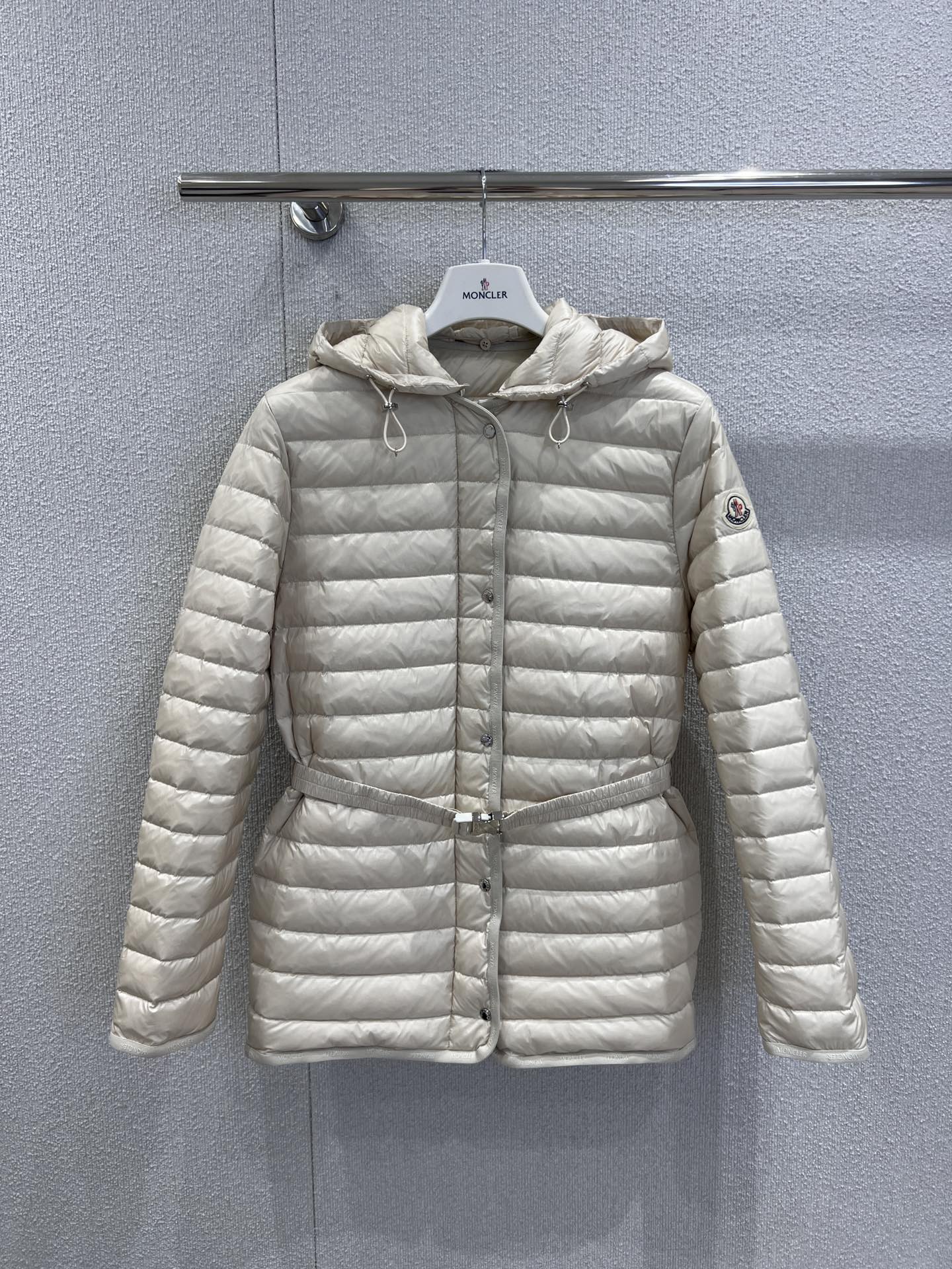 NO:592196,Comes with dust bag Mon*ler 25FW new autumn and winter Oredon short waisted down jacket丨Exclusively developed by yb!  High quality production!  Made of light apricot-colored nylon as the shell, the surface has a delicate and soft texture, like 'cloud cream' wrapped around the body; filled with 90 white duck down + vertical quilting, it is as light as nothing but warm and solid. It is the best solution for 'unburdened warmth' during autumn and winter commuting. The finishing touch is the detachable waist belt!  The classic logo of hood and sleeve arms is Moncler’s low-key elegance engraved in the bones. It is gentle and ladylike when worn with a skirt every day, and it is casual and relaxed when worn with jeans. It can cover all light and warm styles in autumn and winter. Real-time details of S/M/L available for sale, skirts, down jackets, hats, alexander wang19860909配防尘袋 Mon*ler 25FW秋冬新款 Oredon短款收腰束腰羽绒服丨独家yb开发！高版出品！以奶杏色轻量尼龙为壳,表面带细腻柔光质感,像把“云朵奶霜”裹在了身上；90白鸭绒填充+竖条绗缝,轻若无物却暖得扎实,是秋冬通勤“无负担保暖”的最优解.点睛之笔是可拆卸收腰腰带！连帽+袖臂经典徽标,是Moncler刻在骨子里的低调贵气,日常搭半裙是温柔大小姐,配牛仔则是随性松弛感,一件承包秋冬所有轻暖造型.现货发售S/M/L实拍细节图,,skirts,down jacket,hats,alexander wang,Women's clothing