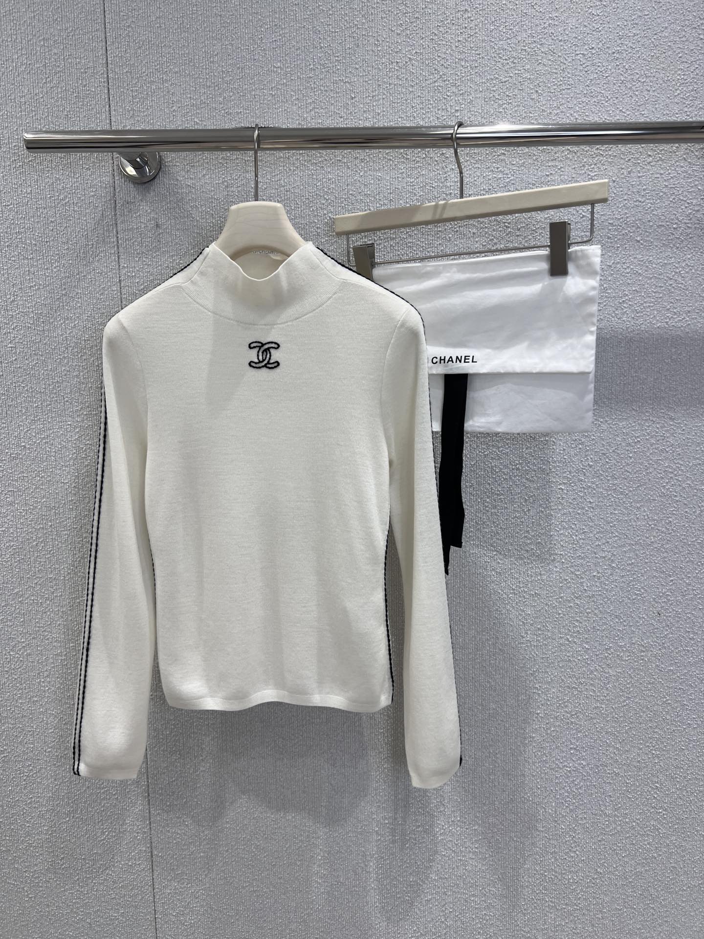 NO:590857,Support exchange Chan*l 25N ski series double C line turtleneck wool sweater丨Exclusively developed by yb!  High quality production!  The fine wool blended knitted fabric is close to the skin and not tight. The high collar is just right for autumn and winter. The embroidered double Cs at the neckline and the contrasting lines on the sleeves/side waist hide the brand recognition in the details. It is low-key and elegant!  It can also be used as an interior match to suit various styles. It is the 'King of Atmosphere' in the basic style ~ Ready-made S/M/L real-life detailed pictures,,chanel,alexander wang19860909支持换款 Chan*l 25N滑雪系列 双C线条高领羊毛针织衫丨独家yb开发！高版出品！精选细支羊毛混纺针织,贴肤不紧绷,高领刚好适配秋冬,领口处的刺绣双C+袖身/侧腰的撞色线条,把品牌辨识度藏在细节里,低调又显贵！又能当内搭适配各种风格,是基础款里的“氛围王炸”~现货发售S/M/L实拍细节图,,chanel,alexander wang,Women's clothing