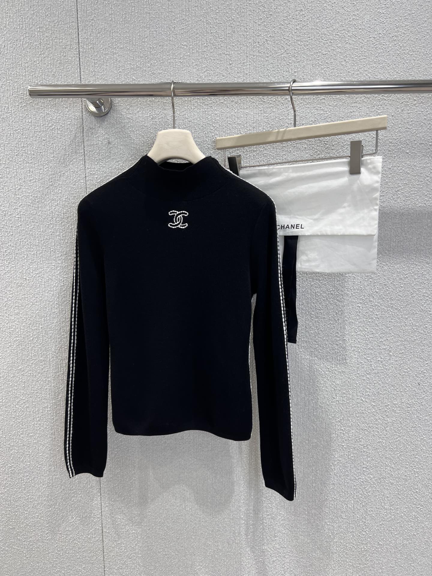 NO:590862,Support exchange Chan*l 25N ski series double C line turtleneck wool sweater丨Exclusively developed by yb!  High quality production!  The fine wool blended knitted fabric is close to the skin and not tight. The high collar is just right for autumn and winter. The embroidered double Cs at the neckline and the contrasting lines on the sleeves/side waist hide the brand recognition in the details. It is low-key and elegant!  It can also be used as an interior match to suit various styles. It is the 'King of Atmosphere' in the basic style ~ Ready-made S/M/L real-life detailed pictures,,chanel,alexander wang19860909支持换款 Chan*l 25N滑雪系列 双C线条高领羊毛针织衫丨独家yb开发！高版出品！精选细支羊毛混纺针织,贴肤不紧绷,高领刚好适配秋冬,领口处的刺绣双C+袖身/侧腰的撞色线条,把品牌辨识度藏在细节里,低调又显贵！又能当内搭适配各种风格,是基础款里的“氛围王炸”~现货发售S/M/L实拍细节图,,chanel,alexander wang,Women's clothing