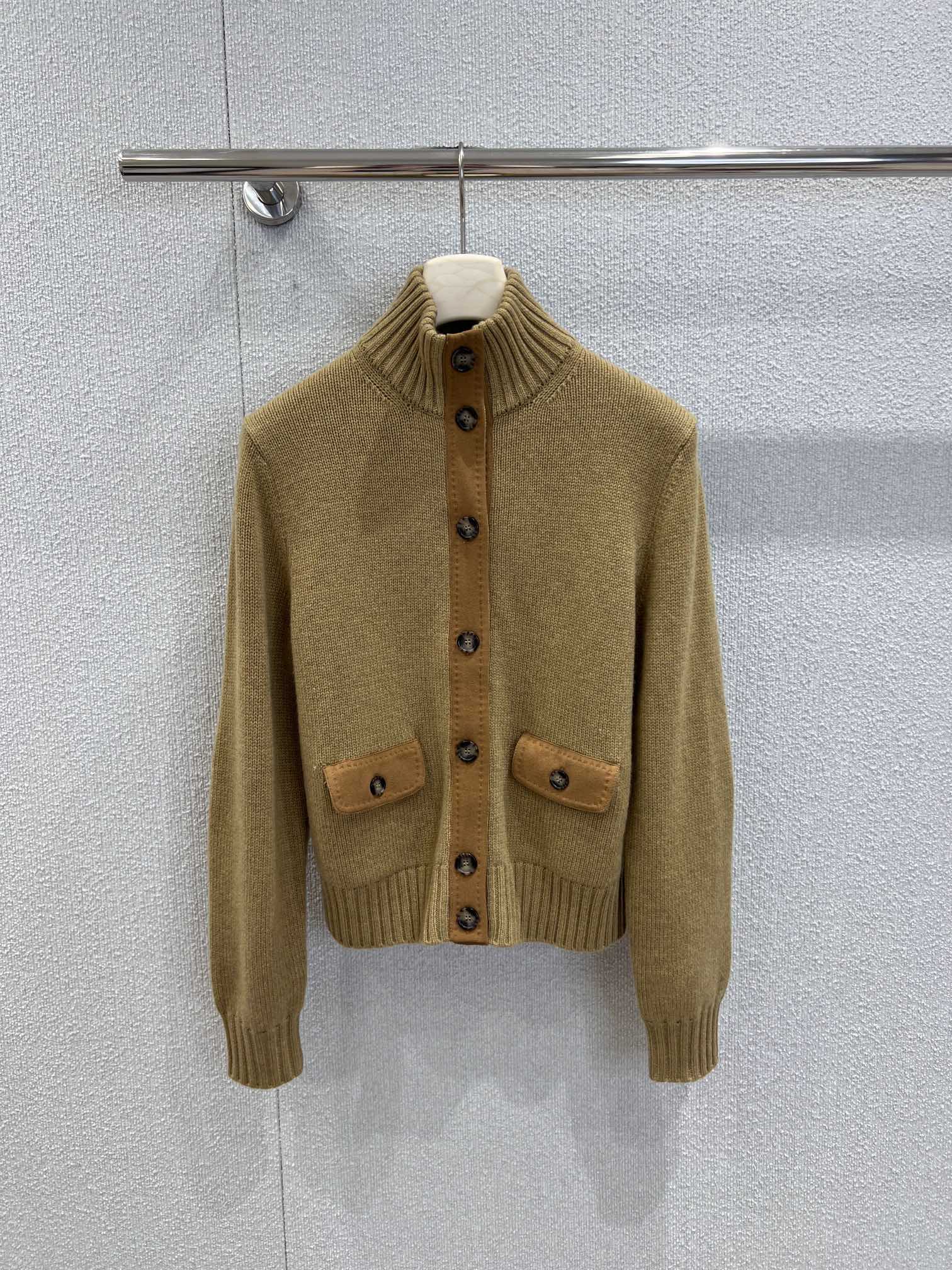 NO:591310,Supports exchange Loro Pi*na 25FW new autumn and winter old money texture cashmere + suede knitted cardigan丨Exclusively developed by yb!  High quality production!  Cashmere's signature delicate velvet feel is soft but not slumped, and the suede suede texture on the back/front placket has a matte, high-end feel, neutralizing the 'softness' of cashmere and adding a bit of a casual retro accent!  Simple but not monotonous, it looks relaxed and elegant when paired with white pants for daily use, and adds a gentle and bookish look when paired with a skirt of the same color!  Autumn and winter old money style relaxed top with ready sale S/M/L real shot details, loro piana, skirts, chamois leather, alexander wang19860909支持换款 Loro Pi*na 25FW秋冬新款 老钱质感的羊绒+麂皮针织开衫丨独家yb开发！高版出品！羊绒标志性的细腻绒感,软而不塌,后幅/门襟拼麂皮绒面肌理自带哑光高级感,中和羊绒的“软”,添了几分随性的复古腔调！简约但不单调,日常搭白裤是松弛贵气,配同色系半裙又多了温柔书卷气！秋冬老钱风的松弛感顶配现货发售S/M/L实拍细节图,,loro piana,skirts,chamois leather,alexander wang,Women's clothing