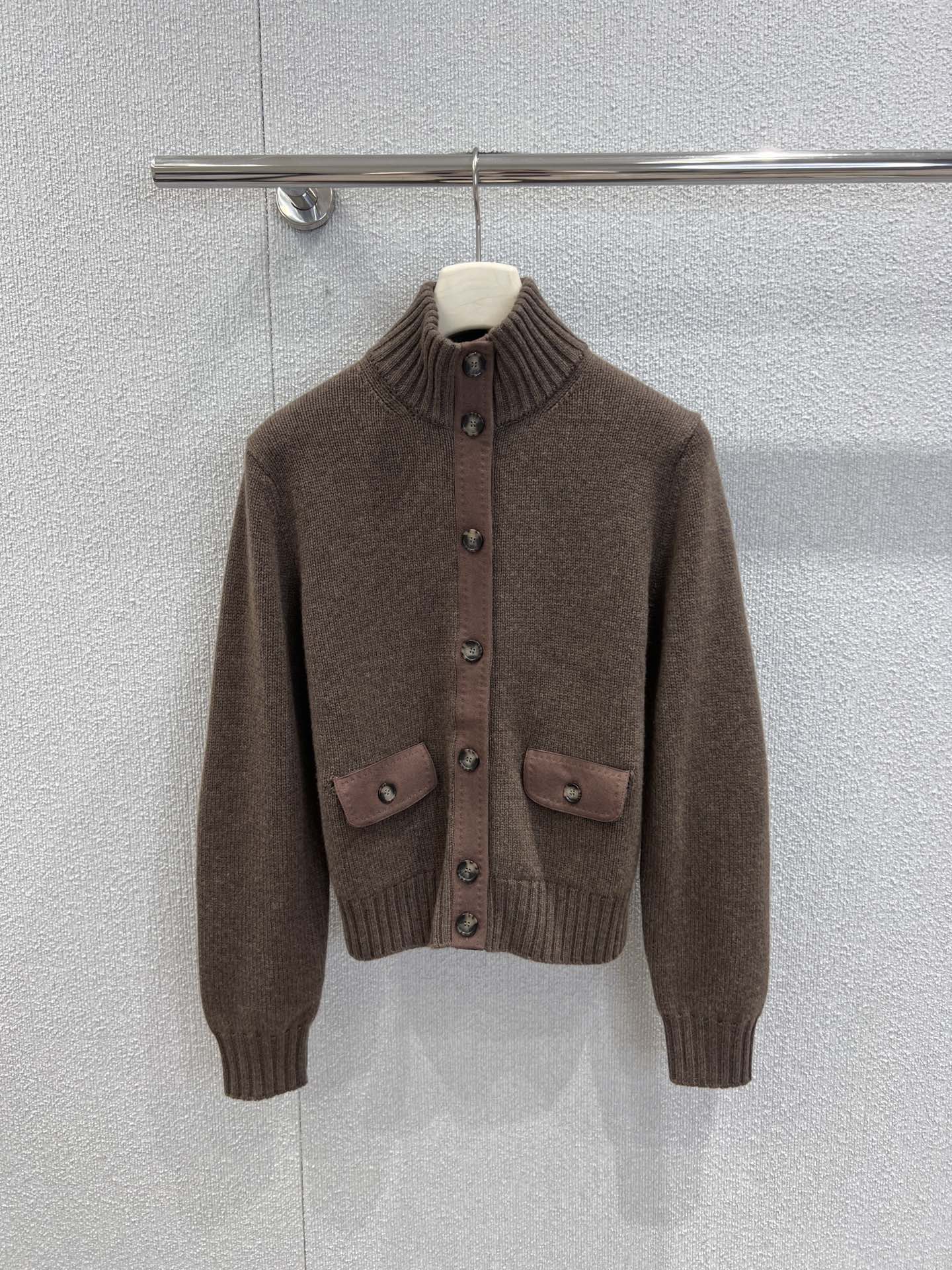 NO:591304,Supports exchange Loro Pi*na 25FW new autumn and winter old money texture cashmere + suede knitted cardigan丨Exclusively developed by yb!  High quality production!  Cashmere's signature delicate velvet feel is soft but not slumped, and the suede suede texture on the back/front placket has a matte, high-end feel, neutralizing the 'softness' of cashmere and adding a bit of a casual retro accent!  Simple but not monotonous, it looks relaxed and elegant when paired with white pants for daily use, and adds a gentle and bookish look when paired with a skirt of the same color!  Autumn and winter old money style relaxed top with ready sale S/M/L real shot details, loro piana, skirts, chamois leather, alexander wang19860909支持换款 Loro Pi*na 25FW秋冬新款 老钱质感的羊绒+麂皮针织开衫丨独家yb开发！高版出品！羊绒标志性的细腻绒感,软而不塌,后幅/门襟拼麂皮绒面肌理自带哑光高级感,中和羊绒的“软”,添了几分随性的复古腔调！简约但不单调,日常搭白裤是松弛贵气,配同色系半裙又多了温柔书卷气！秋冬老钱风的松弛感顶配现货发售S/M/L实拍细节图,,loro piana,skirts,chamois leather,alexander wang,Women's clothing