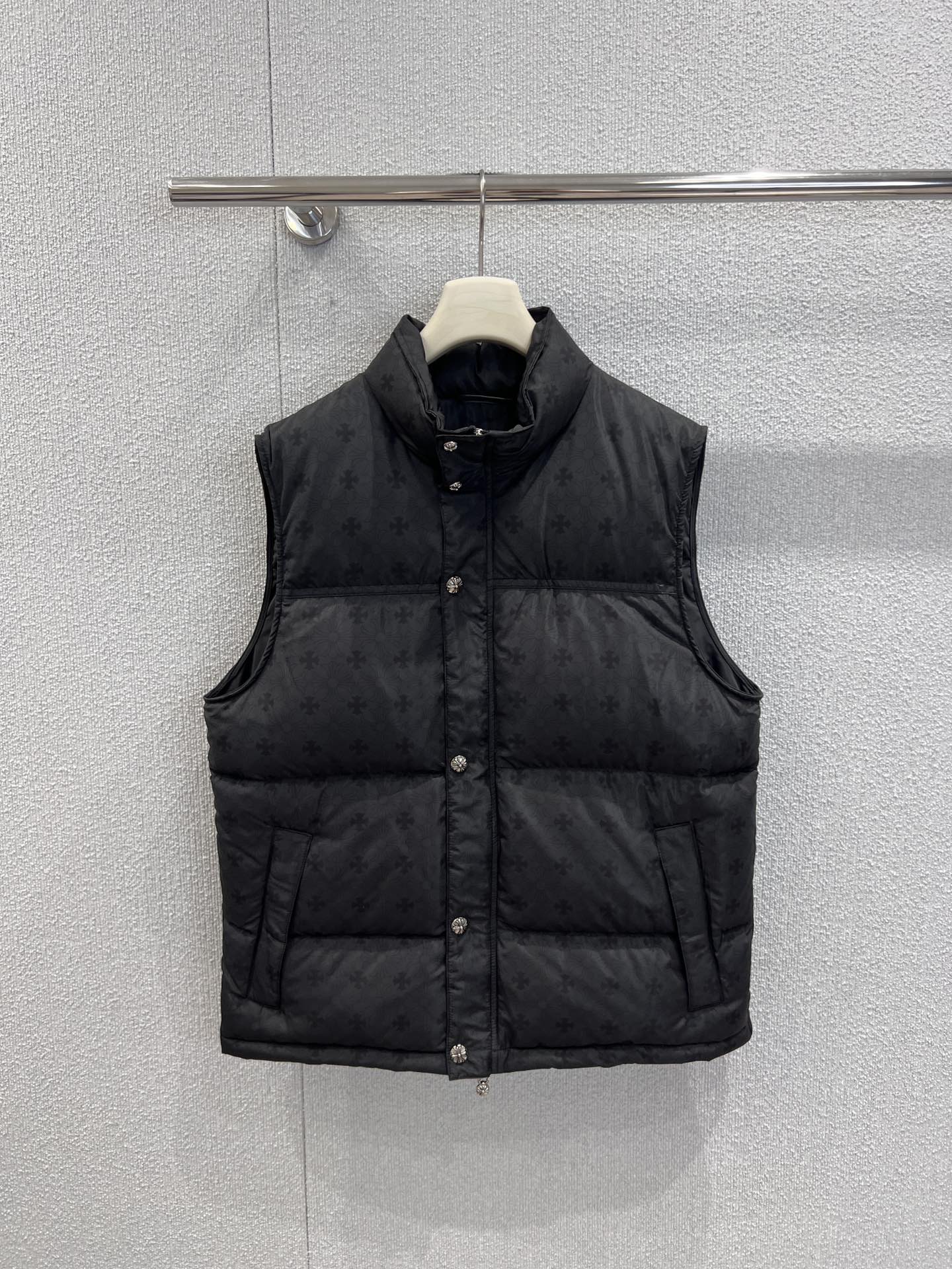 NO:591293,Comes with dust bag Chrome H*arts 25FW new autumn and winter cross print down vest丨Exclusive high-end version!  The iconic dark pattern print is CH's signature dark tone. Each button is engraved with Crow's classic cross pattern. Raising your hands shows low-key elegance. Stand-up collar + short version. 90 white duck down filling is fluffy but not bulky. It can be worn alone in early winter or layered with a coat in late winter to withstand the cold wind!  Ready for sale S/M/L real shot details,,chrome hearts,chrome hearts,down jacket,alexander wang19860909配防尘袋 Chrome H*arts 25FW秋冬新款 十字架印花羽绒马甲背心丨独家高版出品！标志性暗纹印花,是CH标志性的暗黑腔调,每颗纽扣都刻着克罗经典十字花纹,抬手就是低调的贵气, 立领+短款版型, 90白鸭绒填充蓬松但不臃肿,初冬单穿、深冬叠大衣都能扛住寒风！现货发售S/M/L实拍细节图,,chrome hearts,chrome hearts,down jacket,alexander wang,Women's clothing