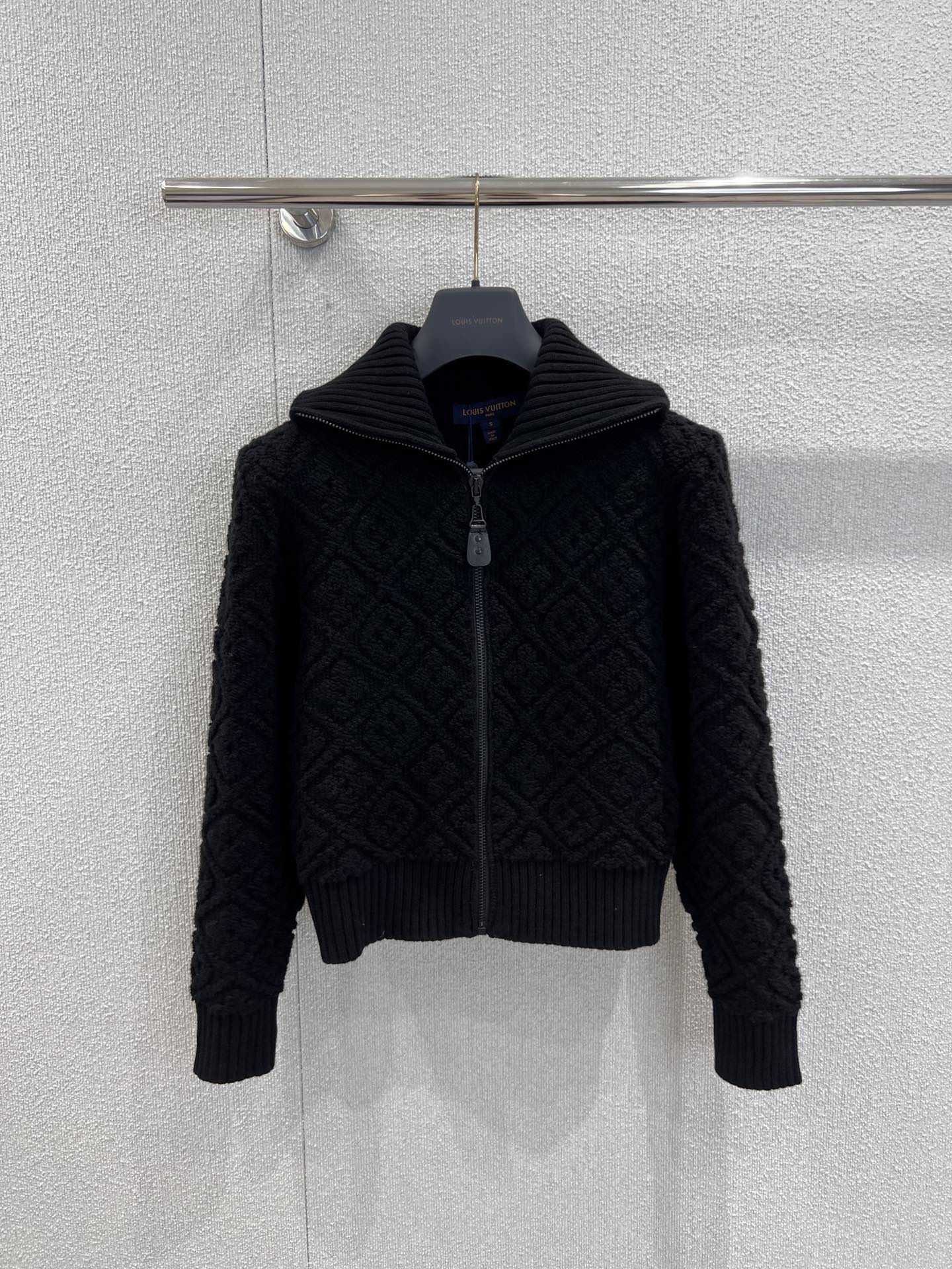 NO:590855,Support exchange Louis Vuitt*n 25Fw autumn and winter ski series black embossed knitted jacket丨exclusively developed by yb!  High quality production!  The seemingly crisp relief pattern is actually a soft and waxy wool blended knitted fabric that sticks to the skin without being pricked and can withstand low temperatures. The entire jacket is woven with a dark Monogram pattern, which hides the brand recognition in a low-key manner. The stand-up collar zipper design is suitable for windproofing in autumn and winter. The short cut just raises the waistline. It is the 'low-key and elegant style' in autumn and winter ~ Ready-made S/M/L real shot details, louis vuitton, jackets & coats, alexander  wang19860909支持换款 Louis Vuitt*n 25Fw秋冬滑雪系列 黑色浮雕针织外套丨独家yb开发！高版出品！看似挺括的浮雕纹路,实际是软糯的羊毛混纺针织面料,贴肤不扎还能扛住低温,整件外套织满暗纹Monogram,低调中藏着品牌辨识度,立领拉链设计适配秋冬防风,短款剪裁刚好拉高腰线,是秋冬的“低调贵气王炸款”~现货发售S/M/L实拍细节图,,louis vuitton,jackets & coats,alexander wang,Women's clothing