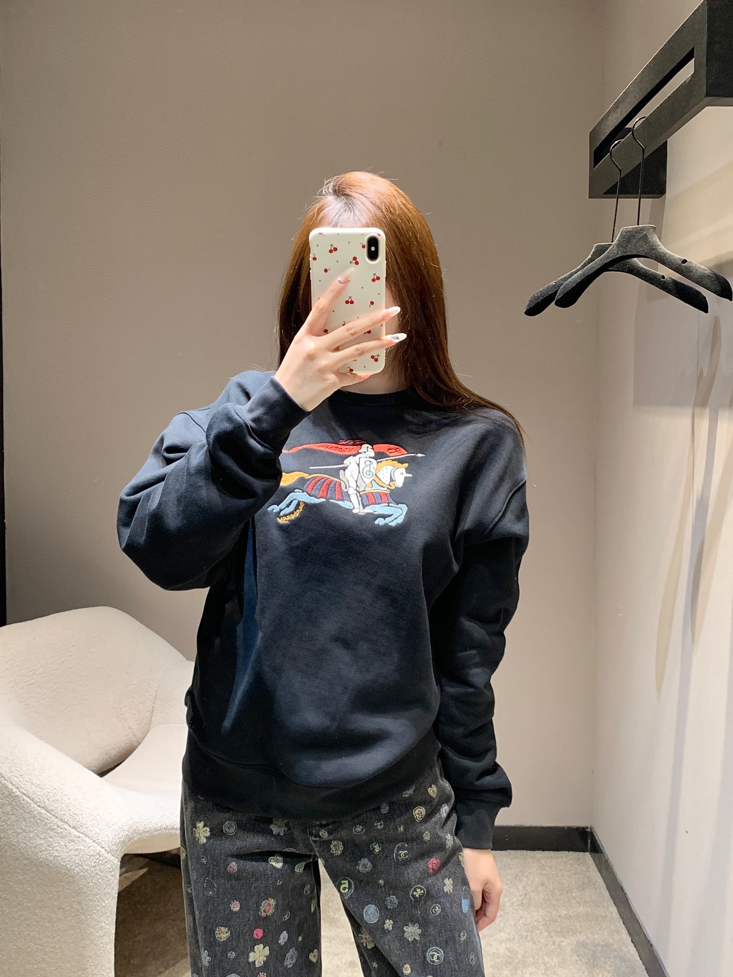 NO:591301,Burb*rry 25FW new autumn and winter war horse embroidered round neck sweatshirt丨Exclusive high-end version!  The heavyweight terry cotton fabric is soft and sinewy, and feels velvety warm next to the skin. The loose shoulder + round neck design is friendly to all body types, and it gives a casual sense of relaxation when put on. The knight + war horse pattern uses multi-color embroidery thread, and there are layers from the texture of the armor to the folds of the cloak. When you raise your hands and turn around, it feels like you are wearing a British fairy tale on your body!  Available in stock S/M/L,,burberry,hoodie,sweatshirts,alexander wang19860909Burb*rry 25FW秋冬新款 战马刺绣圆领卫衣丨独家高版出品！ 重磅毛圈棉面料软而有筋骨,贴肤是绒绒的暖,宽松落肩+圆领设计对各种身材都友好,套上就是随性的松弛感,骑士+战马的图案用了多色绣线,从盔甲纹理到披风褶皱都有层次,抬手转身时像把英伦童话穿在身上！现货发售S/M/L,,burberry,hoodie,sweatshirts,alexander wang,Women's clothing