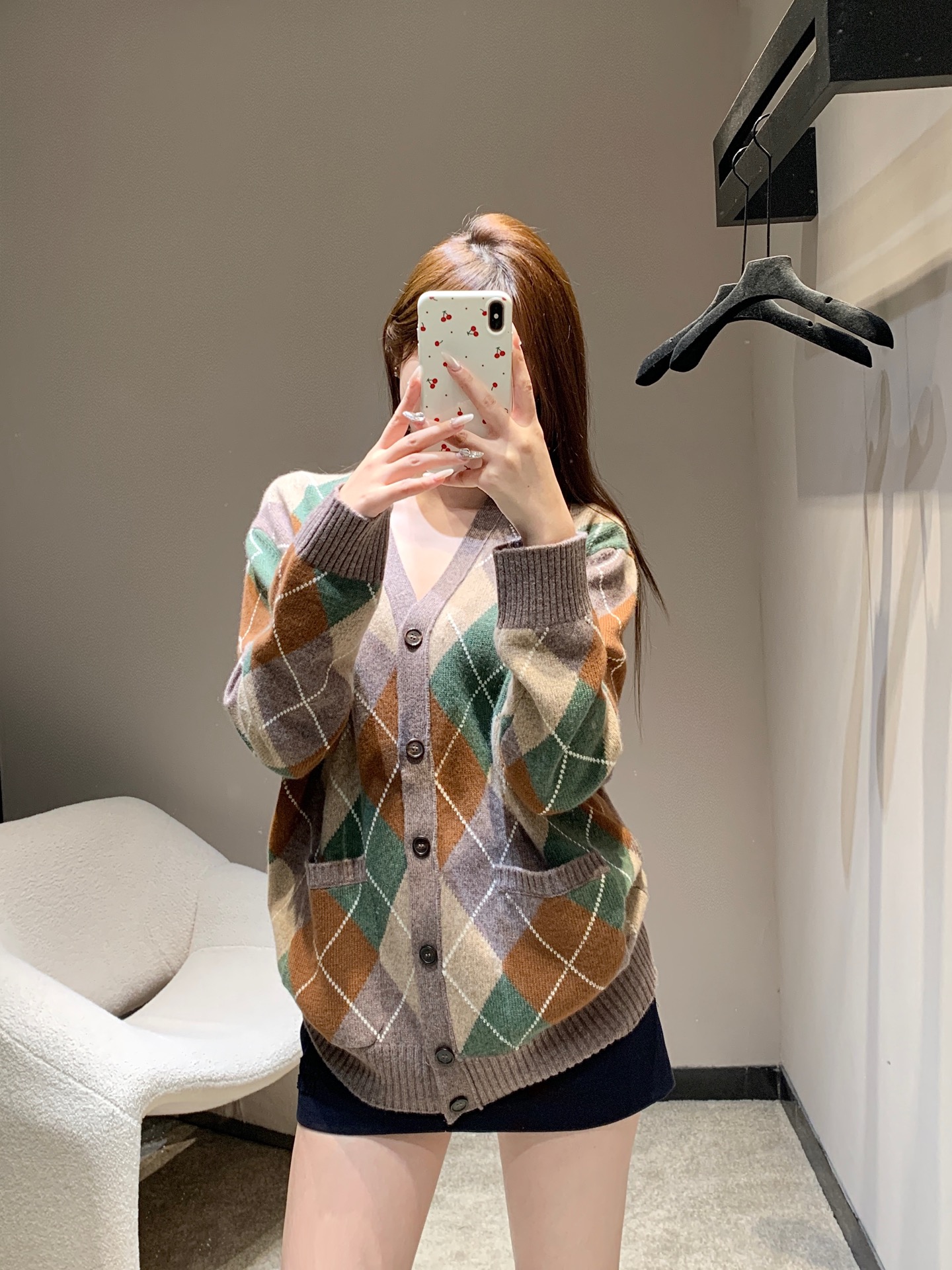 NO:591308,Loro Pia*a 25FW new autumn and winter retro diamond cashmere knitted cardigan丨Exclusively developed by yb!  High quality production!  The iconic velvet feel is soft but not collapsed. It feels warm against the skin as if it were wrapped in clouds. The slightly loose H-shaped shape is friendly to all body types. It is not tight or bloated. It has a literary feel when worn over a shirt. It is very casual when worn alone with jeans!  It is the 'textured hard currency' that can contract the looseness throughout autumn and winter. It is available in stock S/M/L, loro piana, jeans, shirts, alexander wang19860909Loro Pia*a 25FW秋冬新款 复古菱形羊绒针织开衫丨独家yb开发！高版出品！标志性的绒感,软而不塌,贴肤是裹在云朵里的暖,微宽松H型对各种身材友好,不紧绷不臃肿,套在衬衫外是文艺感,单穿配牛仔裤又很随性！是能承包整个秋冬松弛感的“质感硬通货”现货发售S/M/L,,loro piana,jeans,shirts,alexander wang,Women's clothing