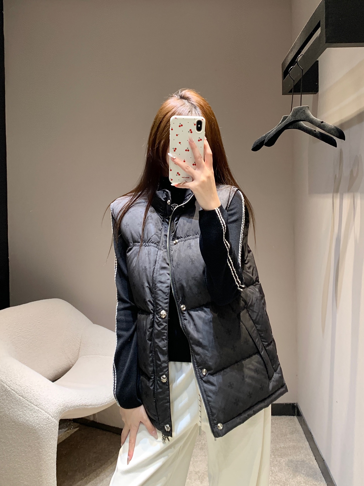 NO:591296,Chrome H*arts 25FW new autumn and winter cross-printed down vest | Exclusive high-end version!  The iconic dark pattern print is CH's signature dark tone. Each button is engraved with Crow's classic cross pattern. Raising your hand shows low-key elegance. Stand-up collar + short version, 90 white duck down filling is fluffy but not bulky. It can be worn alone in early winter or layered with a coat in late winter to withstand the cold wind!  Available in stock S/M/L,,chrome hearts,chrome hearts,down jacket,alexander wang19860909Chrome H*arts 25FW秋冬新款 十字架印花羽绒马甲背心丨独家高版出品！标志性暗纹印花,是CH标志性的暗黑腔调,每颗纽扣都刻着克罗经典十字花纹,抬手就是低调的贵气, 立领+短款版型, 90白鸭绒填充蓬松但不臃肿,初冬单穿、深冬叠大衣都能扛住寒风！现货发售S/M/L,,chrome hearts,chrome hearts,down jacket,alexander wang,Women's clothing