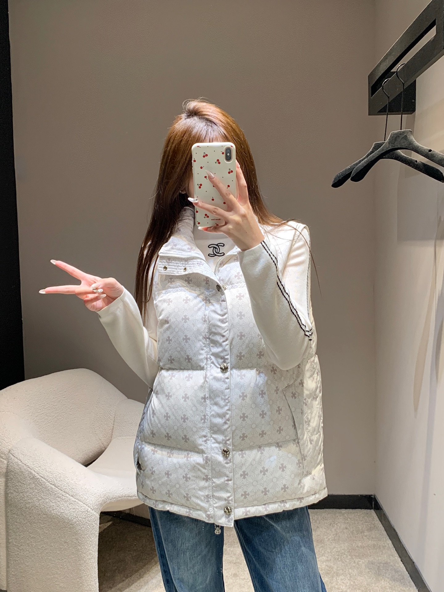 NO:591302,Chrome H*arts 25FW new autumn and winter cross-printed down vest | Exclusive high-end version!  The iconic dark pattern print is CH's signature dark tone. Each button is engraved with Crow's classic cross pattern. Raising your hand shows low-key elegance. Stand-up collar + short version, 90 white duck down filling is fluffy but not bulky. It can be worn alone in early winter or layered with a coat in late winter to withstand the cold wind!  Available in stock S/M/L,,chrome hearts,chrome hearts,down jacket,alexander wang19860909Chrome H*arts 25FW秋冬新款 十字架印花羽绒马甲背心丨独家高版出品！标志性暗纹印花,是CH标志性的暗黑腔调,每颗纽扣都刻着克罗经典十字花纹,抬手就是低调的贵气, 立领+短款版型, 90白鸭绒填充蓬松但不臃肿,初冬单穿、深冬叠大衣都能扛住寒风！现货发售S/M/L,,chrome hearts,chrome hearts,down jacket,alexander wang,Women's clothing