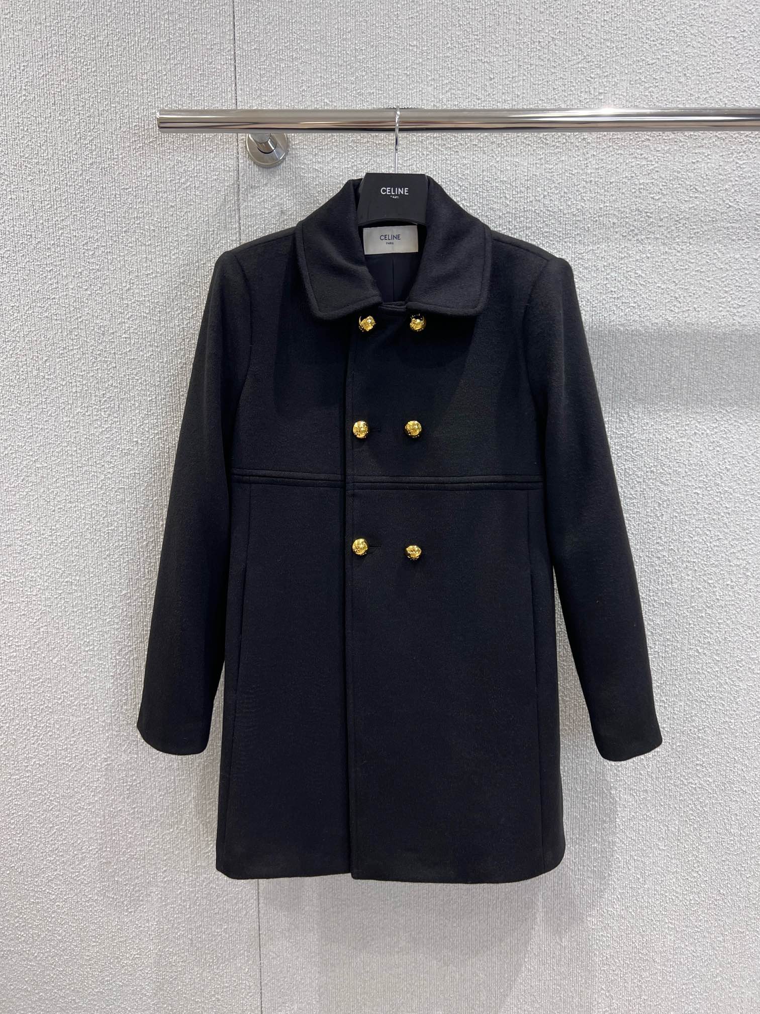 NO:591839,Supports exchange Celin* 25Fw new autumn and winter double-breasted loose woolen mid-length coat | Exclusive high-end version!  Absolute king quality. Imported high-end wool fabric. Delicate and soft ultimate experience. Lazy and casual design. Very simple but really good-looking. It is eye-catching with gold buckles. The texture of the whole dress is online. Ready-made S/M/L real shot details, celine, jackets & coats, alexander wang19860909支持换款 Celin* 25Fw秋冬新款 双排扣宽松毛呢中长款大衣外套丨独家高版出品！绝对的王者品质 进口高端羊毛面料 细腻柔和的极致体验 慵懒休闲的版型设计 很简约但真的很好看 搭配了金扣又有吸睛感 整件衣服质感在线 现货发售S/M/L实拍细节图,,celine,jackets & coats,alexander wang,Women's clothing