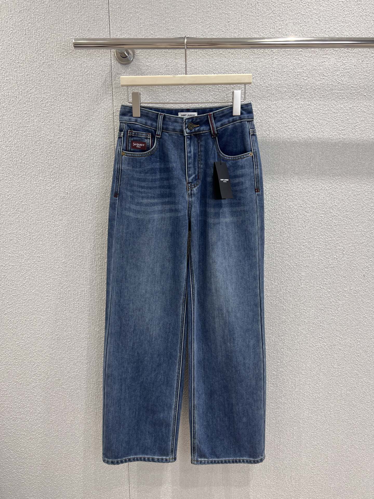 NO:592192,Support exchange of Saint laur*nt 25Fw new autumn and winter embroidered fleece straight denim trousers丨Exclusive high-end version!  , it is made of medium-wash denim as the base, and the surface is treated with fine fleece. The high-waisted straight version is a 'careful machine' that shows off the proportions. The waistband is slightly tightened to highlight the waistline, and the trouser legs are drapey without dragging. When walking, the trouser legs lightly brush the upper, which is lazy and neat; the details are hidden S  LP's dark aesthetics - irregular lines are drawn with burgundy embroidery thread on the edges of the back pockets, and are matched with labels of the same color. There is a low-key edge in the cold denim, unobtrusive but enough to recognize the goods. Actual detailed pictures of S/M/L ready for sale, loro  piana,saint laurent,alexander wang19860909支持换款 Saint laur*nt 25Fw秋冬新款 刺绣抓毛直筒牛仔长裤丨独家高版出品！,以中度水洗牛仔布为底,表面做了细腻抓毛处理,高腰直筒版型是显比例的“小心机”腰头微收衬出腰线,裤管垂坠不拖沓,走动时裤脚轻扫鞋面,慵懒又利落；细节藏着SLP的暗黑美学——后袋边缘用酒红刺绣线勾出不规则线条,搭配同色系贴标,冷感牛仔里透出一抹低调锋芒,不张扬却足够识货.现货发售S/M/L实拍细节图,,loro piana,saint laurent,alexander wang,Women's clothing