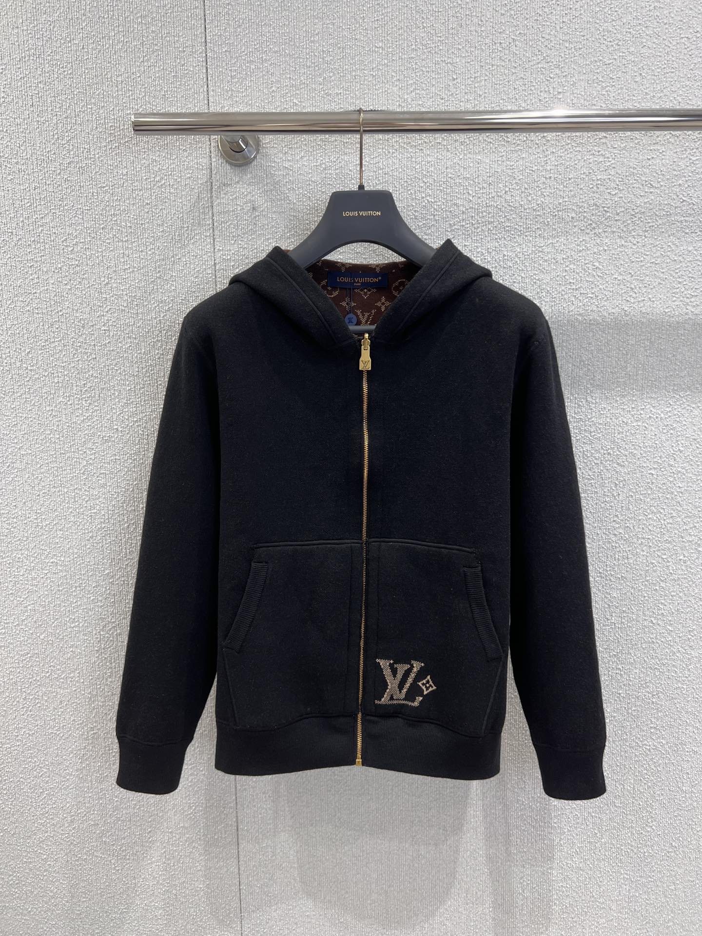 NO:591827,Support exchange Louis Vuitt*n 25FW new autumn and winter MONOGRAM double-sided hooded belted jacket | Exclusively developed by yb!  High quality production!  The most worthy reversible jacket for autumn and winter!  One side is full of classic MONOGRAM presbyopia prints, giving it a high level of luxury recognition; the other side is simple and pure black, low-key and cool!  The hooded + waist design can be worn casually and sexy, and the waist can be tightened to highlight the proportions of the body; the soft and waxy knitted fabric is close to the skin and comfortable, and is suitable for various autumn and winter scenes when layered or worn alone. Whether it is worn by a sweet girl or a trendy man, it can be worn with exclusive high-street texture ~ Ready-made S/M/L real shot details, louis vuitton, jackets & coats, jackets & coats, hats, alexander wang19860909支持换款 Louis Vuitt*n 25FW秋冬新款 MONOGRAM双面穿连帽束腰夹克外套丨独家yb开发！高版出品！秋冬最值得冲的双面穿夹克！一面是经典MONOGRAM老花满印,自带高奢辨识度；另一面是简约纯黑,低调又酷帅！连帽+束腰设计,既能穿出松弛随性感,收腰后又能衬出身材比例；软糯的针织面料贴肤舒适,叠穿内搭或单穿都适配秋冬各种场景,不管是甜妹还是潮男穿,都能穿出专属的高街质感~现货发售S/M/L实拍细节图,,louis vuitton,jackets & coats,jackets & coats,hats,alexander wang,Women's clothing