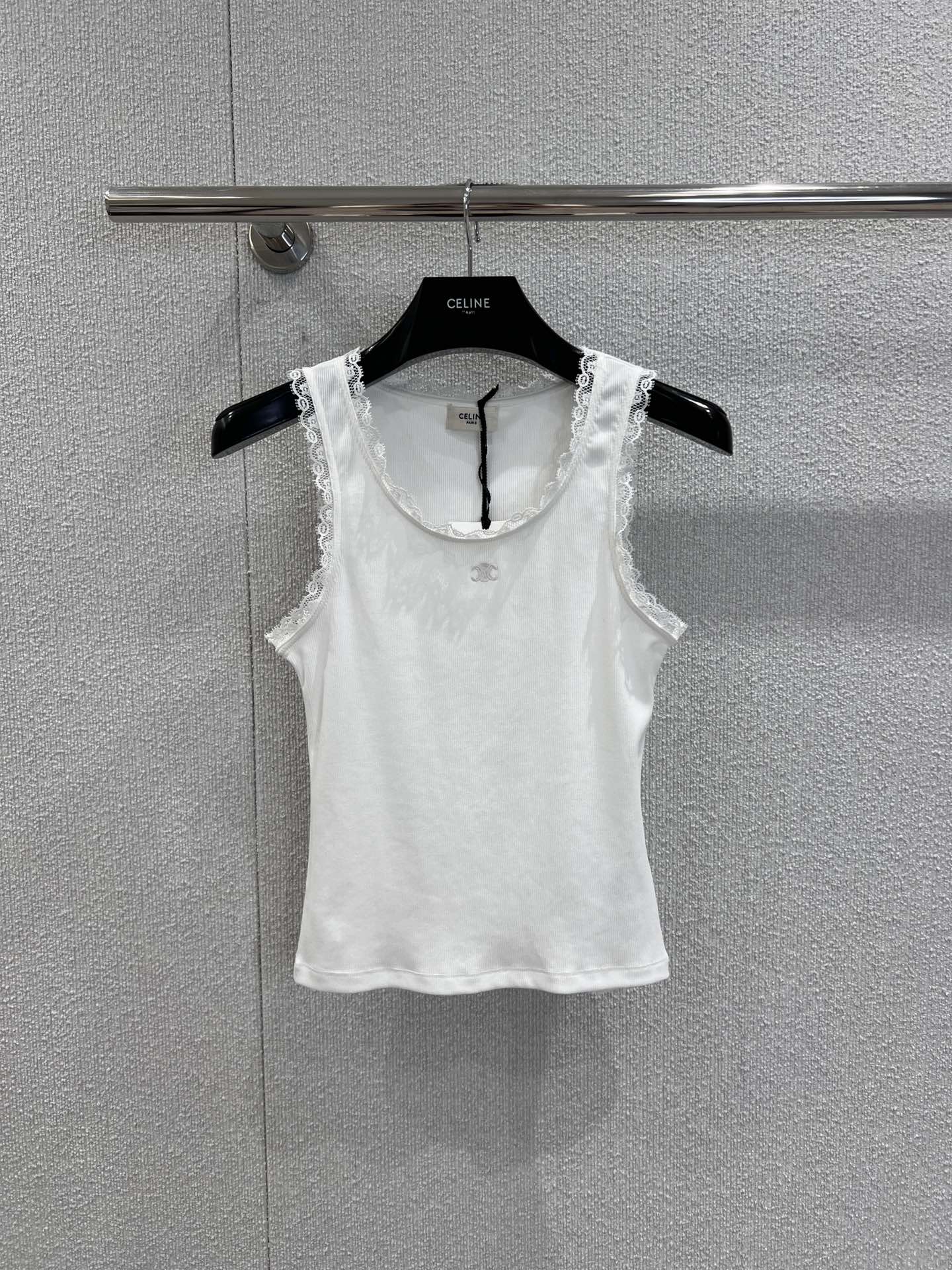 NO:591821,Supports exchange Celin* 25FW new autumn and winter Arc de Triomphe embroidered lace splicing vest丨Exclusively developed by yb!  High quality production!  Made of fine ribbed knitted fabric, it is soft and elastic against the skin and has a slight slimming effect. The classic white vest version, the lace stitching on the neckline + shoulder straps is the finishing touch, and the sweet but not greasy French femininity directly fills the air; the low-key Arc de Triomphe embroidery on the chest is a quiet high-end logo ~ Ready-made S/M/L real shot details, celine, alexander wang19860909支持换款 Celin* 25FW秋冬新款 凯旋门刺绣蕾丝拼接背心丨独家yb开发！高版出品！采用细腻坑条针织面料,贴肤软弹还自带微修身效果,经典白色背心版型,领口+肩带的蕾丝拼接是点睛之笔,甜而不腻的法式柔美感直接拉满；胸口低调的凯旋门刺绣,是不动声色的高级标识~现货发售S/M/L实拍细节图,,celine,alexander wang,Women's clothing