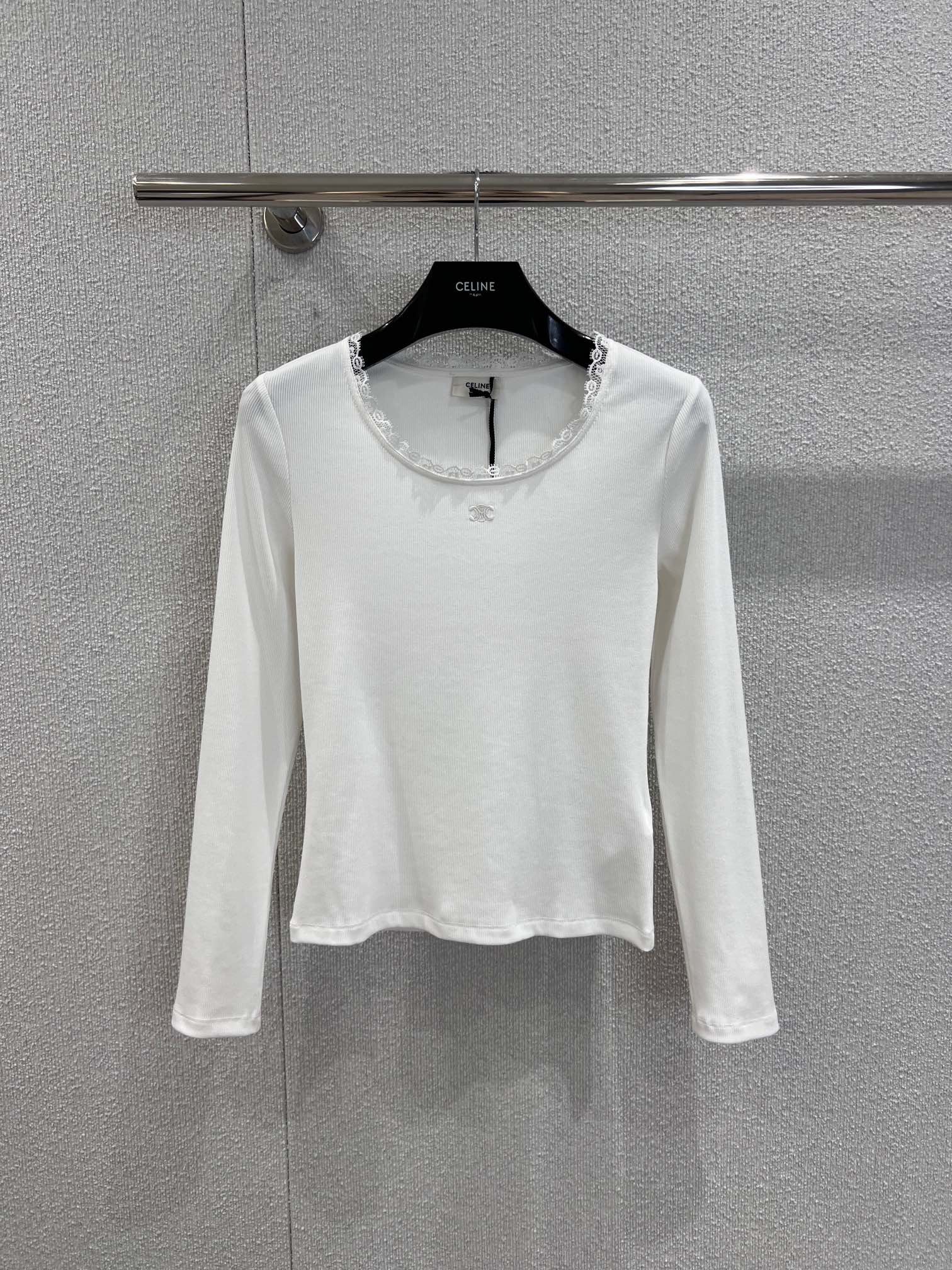 NO:591844,Supports exchange Celin* 25FW new autumn and winter Arc de Triomphe embroidered lace splicing long-sleeved T-shirt丨Exclusively developed by yb!  High quality production!  It is made of fine ribbed knitted fabric, matched with exquisite lace splicing on the neckline, and has a sweet but not greasy French softness. The low-key Arc de Triomphe embroidery on the chest is a quiet high-end logo. It is soft and elastic against the skin and has a slight slimming effect. It can be worn alone to create a lazy and relaxed look.  It has a sense of style, and it can bring out the gentle temperament when layered with coats and suits. It is an all-purpose style that 'can't go wrong no matter how you match it' in the autumn and winter wardrobe. Ready for sale S/M/L real shot details, celine, tees, t-shirt, business  suit,alexander wang19860909支持换款 Celin* 25FW秋冬新款 凯旋门刺绣蕾丝拼接长袖T恤丨独家yb开发！高版出品！采用细腻坑条针织面料,搭配领口精致蕾丝拼接,甜而不腻的法式柔美感直接拉满；胸口低调的凯旋门刺绣,是不动声色的高级标识~贴肤软弹还自带微修身效果,既能单穿营造慵懒松弛感,叠穿大衣、西装又能衬出温柔气质,是秋冬衣橱里“怎么搭都不出错”的万能款~现货发售S/M/L实拍细节图,,celine,tees，t-shirt,business suit,alexander wang,Women's clothing