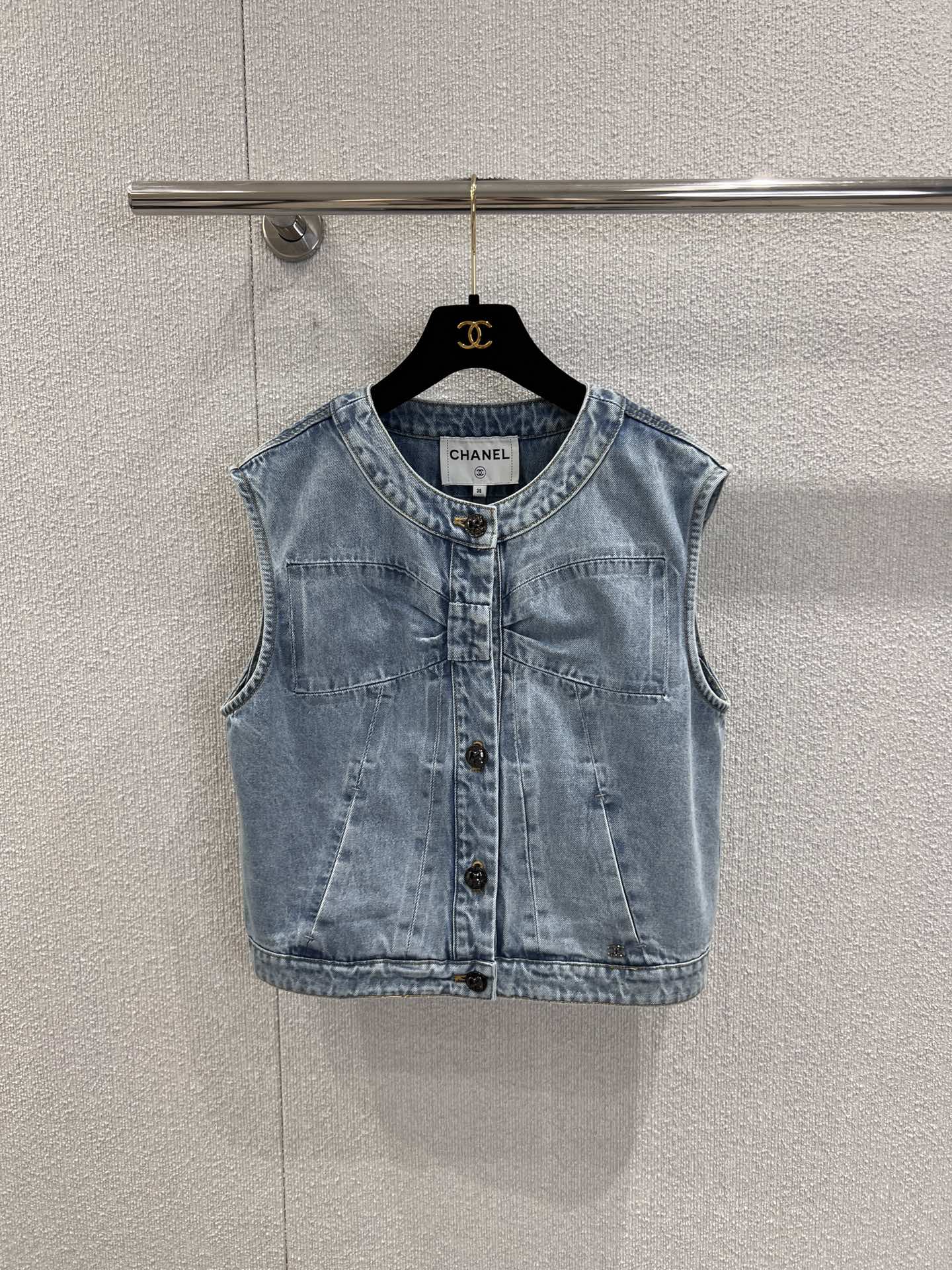NO:591845,Supports exchange of styles Chan*l 25K new autumn and winter style super hot bow series denim vest丨exclusively developed by yb!  High quality production!  Bai Fumei’s must-have item. Customized bow stitching and printed washing process. Even the buttons are designed with ultra-exquisite bows. The classic silhouette and short upper body are so beautiful!  Sweet and cool celebrity style with fashionable items, nostalgic enzyme washed denim fabric!  The quality of workmanship depends on the details. Real-shot detailed pictures of S/M/L ready for sale, chanel, alexander wang19860909支持换款 Chan*l 25K秋冬新款 超火蝴蝶结系列牛仔马甲丨独家yb开发！高版出品！白富美必入单品.定制蝴蝶结拼接印花水洗工艺.连纽扣都是蝴蝶结设计超精致的,经典廓形小短款上身超好看！甜酷名媛风搭配时髦单品,怀旧酵素洗水牛仔面料！做工品质看细节.现货发售S/M/L实拍细节图,,chanel,alexander wang,Women's clothing