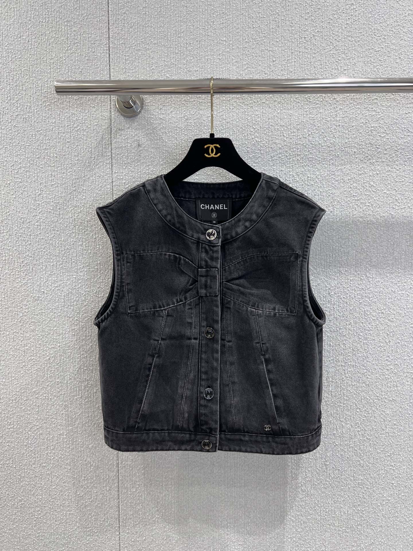 NO:591822,Supports exchange of styles Chan*l 25K new autumn and winter style super hot bow series denim vest丨exclusively developed by yb!  High quality production!  Bai Fumei’s must-have item. Customized bow stitching and printed washing process. Even the buttons are designed with ultra-exquisite bows. The classic silhouette and short upper body are so beautiful!  Sweet and cool celebrity style with fashionable items, nostalgic enzyme washed denim fabric!  The quality of workmanship depends on the details. Real-shot detailed pictures of S/M/L ready for sale, chanel, alexander wang19860909支持换款 Chan*l 25K秋冬新款 超火蝴蝶结系列牛仔马甲丨独家yb开发！高版出品！白富美必入单品.定制蝴蝶结拼接印花水洗工艺.连纽扣都是蝴蝶结设计超精致的,经典廓形小短款上身超好看！甜酷名媛风搭配时髦单品,怀旧酵素洗水牛仔面料！做工品质看细节.现货发售S/M/L实拍细节图,,chanel,alexander wang,Women's clothing