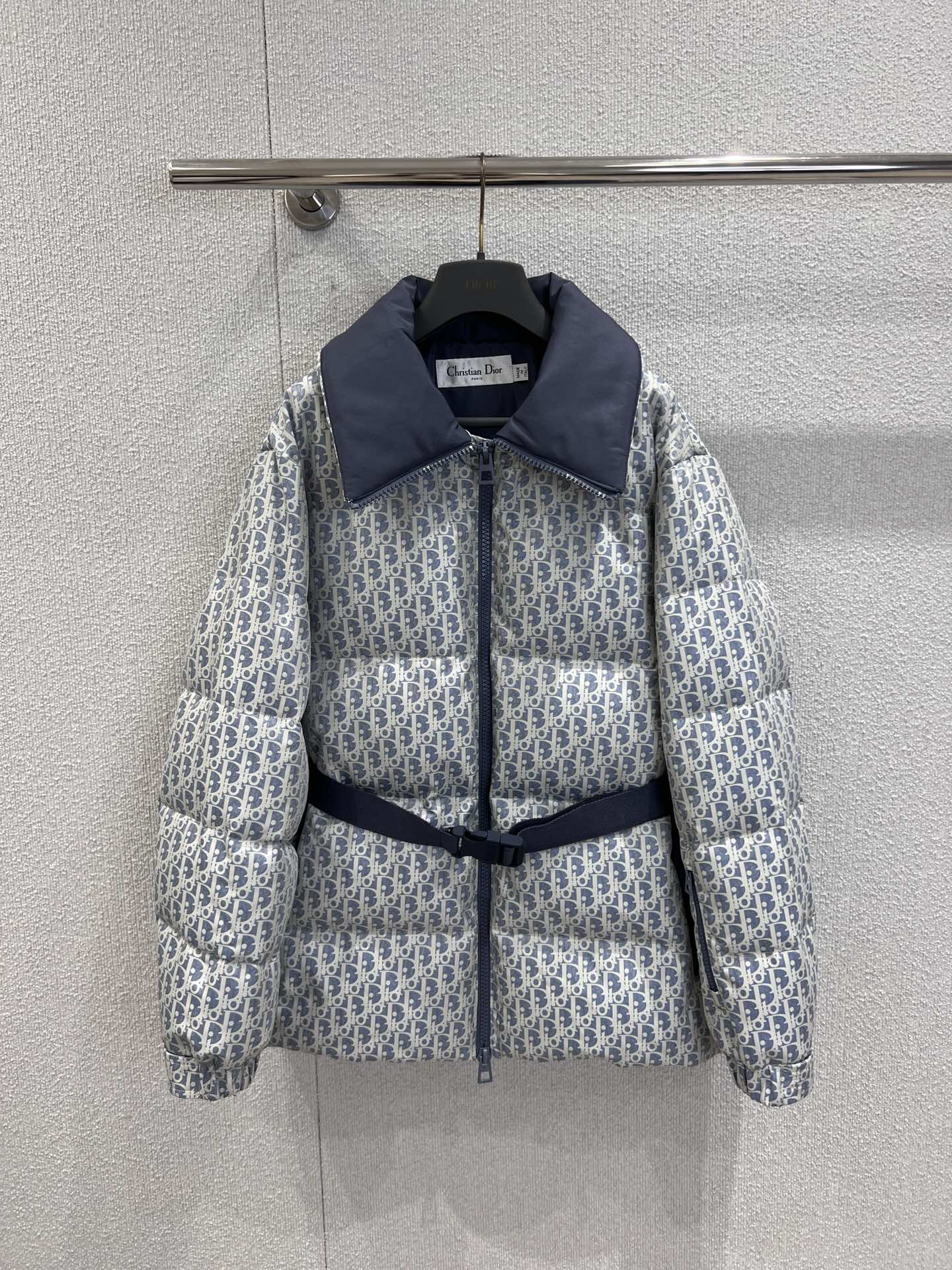 NO:606553,Comes with dust bag Dio* 25Fw new autumn and winter old flower Oblique waist down jacket丨Exclusively developed by yb!  High quality production!  The classic Oblique all-over printed fluffy body is filled with 90% white duck down. The contrasting color details on the collar/zipper instantly make it look dull. The letter webbing on the back is even more recognisable, giving you a sense of luxury while walking~ The self-made belt is lightweight  Pinch the waist loosely to reduce the bloated feeling of the down jacket with one click. It can not only keep you warm, but also wear with neat proportions. There is no pressure to switch between sweet and cool/elegant styles. Ready-made S/M/L real shot details, dior, down  jacket,alexander wang19860909配防尘袋 Dio* 25Fw秋冬新款 老花Oblique收腰羽绒服丨独家yb开发！高版出品！经典Oblique满印铺满90白鸭绒填充的蓬松衣身,领口/拉链的撞色细节瞬间跳出沉闷,背后字母织带更是辨识度拉满,行走的高奢标识感~自带宽腰带轻松掐出腰肢,把羽绒服的臃肿感一键削弱,既能裹紧暖意,又能穿出利落比例,甜酷/优雅风格切换无压力.现货发售S/M/L实拍细节图,,dior,down jacket,alexander wang,Women's clothing