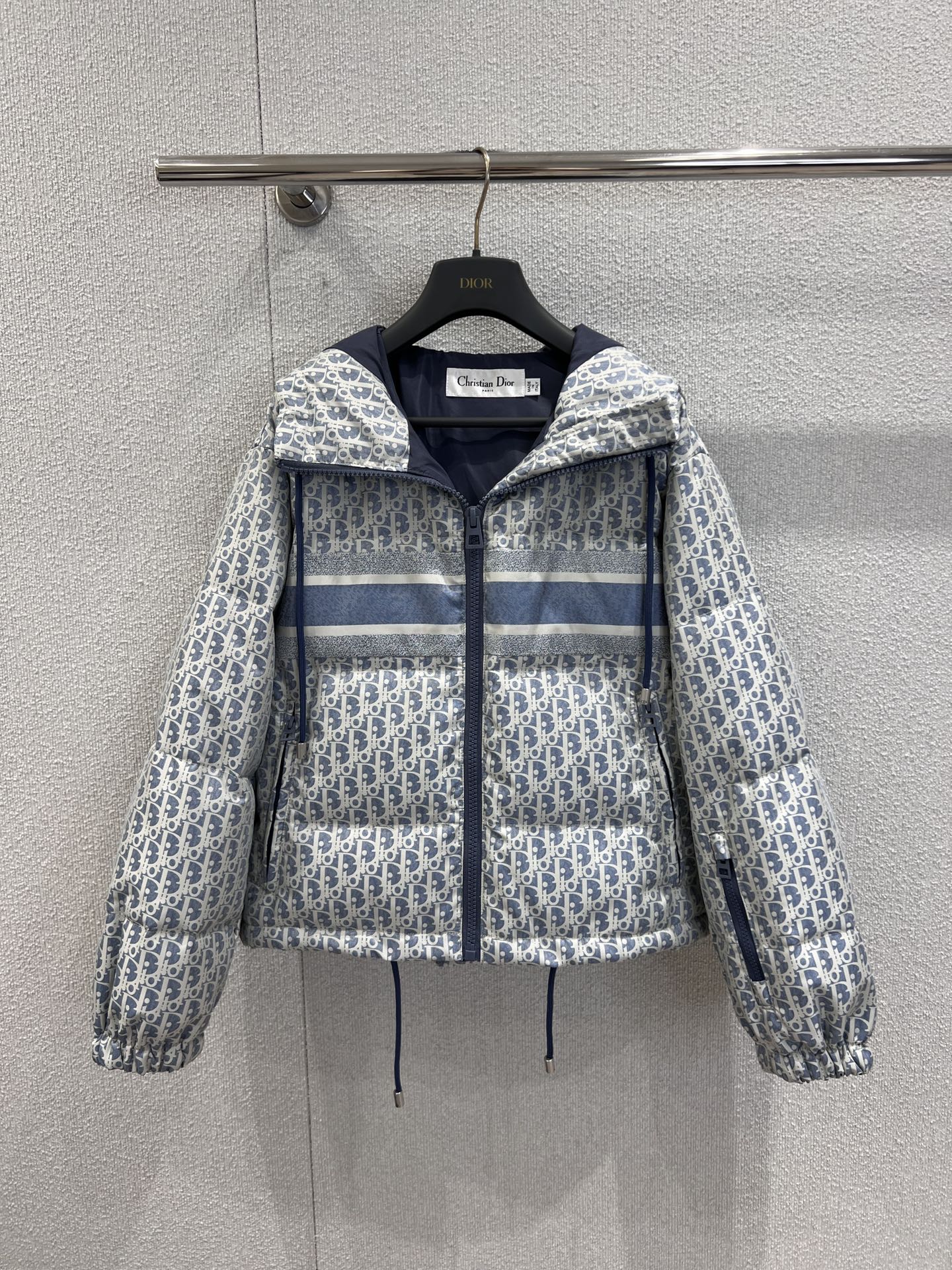 NO:607631,Comes with dust bag Dio* 25FW new autumn and winter Oblique presbyopic drawstring hooded down jacket丨Exclusively developed by yb!  High quality production!  The classic Oblique presbyopia all-over print is the core design. The loose-fitting off-shoulder version is suitable for layering. The body is filled with light duck down (90% down content) and is covered with Oblique twill presbyopia pattern, which collides with the denim texture stripes. The hood + drawstring design can freely adjust the degree of wrapping. The cuffs are elasticated to prevent wind and temperature. The side zipper pockets are both beautiful and practical!  It has both high recognition and gentle atmosphere. Ready stock S/M/L real shot details, dior, down jacket, hats, alexander wang19860909配防尘袋 Dio* 25FW秋冬新款 Oblique老花抽绳连帽羽绒服丨独家yb开发！高版出品！经典Oblique老花满印为核心设计,宽松落肩版型适配叠穿,轻盈鸭绒填充（90绒子含量）衣身满铺Oblique斜纹老花图案,与牛仔质感条纹拼接碰撞,连帽+抽绳设计可自由调节包裹度,袖口松紧收口防风锁温,侧边拉链口袋兼具美观与实用性！兼具高辨识度与温柔氛围感.现货发售S/M/L实拍细节图,,dior,down jacket,hats,alexander wang,Women's clothing