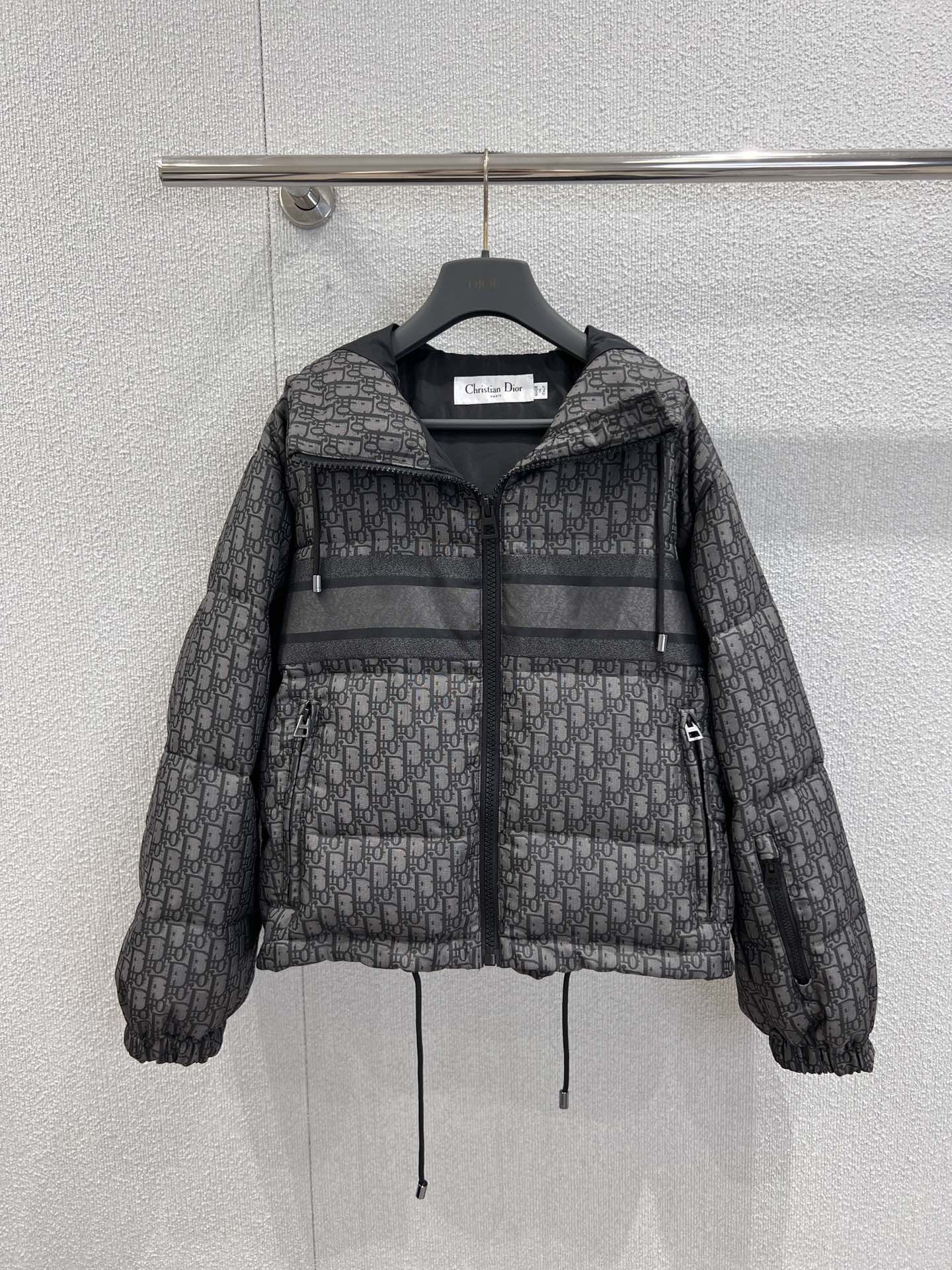 NO:607641,Comes with dust bag Dio* 25FW new autumn and winter Oblique presbyopic drawstring hooded down jacket丨Exclusively developed by yb!  High quality production!  The classic Oblique presbyopia all-over print is the core design. The loose-fitting off-shoulder version is suitable for layering. The body is filled with light duck down (90% down content) and is covered with Oblique twill presbyopia pattern, which collides with the denim texture stripes. The hood + drawstring design can freely adjust the degree of wrapping. The cuffs are elasticated to prevent wind and temperature. The side zipper pockets are both beautiful and practical!  It has both high recognition and gentle atmosphere. Ready stock S/M/L real shot details, dior, down jacket, hats, alexander wang19860909配防尘袋 Dio* 25FW秋冬新款 Oblique老花抽绳连帽羽绒服丨独家yb开发！高版出品！经典Oblique老花满印为核心设计,宽松落肩版型适配叠穿,轻盈鸭绒填充（90绒子含量）衣身满铺Oblique斜纹老花图案,与牛仔质感条纹拼接碰撞,连帽+抽绳设计可自由调节包裹度,袖口松紧收口防风锁温,侧边拉链口袋兼具美观与实用性！兼具高辨识度与温柔氛围感.现货发售S/M/L实拍细节图,,dior,down jacket,hats,alexander wang,Women's clothing