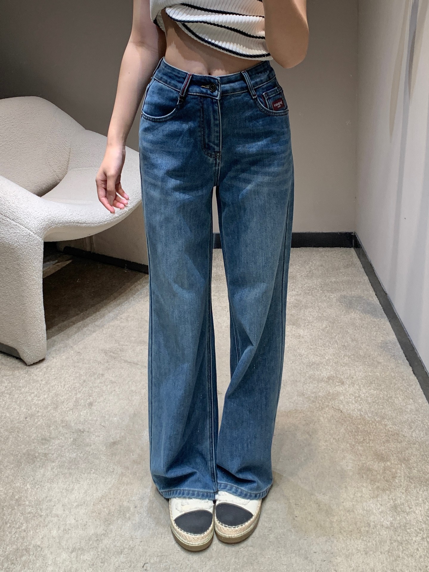 NO:592194,Saint laur*nt 25Fw new autumn and winter embroidered fleece straight denim trousers丨Exclusive high-end version!  , it is made of medium-wash denim as the base, and the surface is treated with fine fleece. The high-waisted straight version is a 'careful machine' that shows off the proportions. The waistband is slightly tapered to highlight the waistline, and the trouser legs are drapey without dragging. When walking, the trouser legs lightly brush the upper, which is lazy and neat; the details are hidden.  Following the dark aesthetics of SLP - irregular lines are drawn with burgundy embroidery thread on the edge of the back pocket, matched with the same color label, the cool denim reveals a low-key edge, unobtrusive but enough to recognize the goods. Ready for sale S/M/L,, loro  piana,saint laurent,alexander wang19860909Saint laur*nt 25Fw秋冬新款 刺绣抓毛直筒牛仔长裤丨独家高版出品！,以中度水洗牛仔布为底,表面做了细腻抓毛处理,高腰直筒版型是显比例的“小心机”腰头微收衬出腰线,裤管垂坠不拖沓,走动时裤脚轻扫鞋面,慵懒又利落；细节藏着SLP的暗黑美学——后袋边缘用酒红刺绣线勾出不规则线条,搭配同色系贴标,冷感牛仔里透出一抹低调锋芒,不张扬却足够识货.现货发售S/M/L,,loro piana,saint laurent,alexander wang,Women's clothing