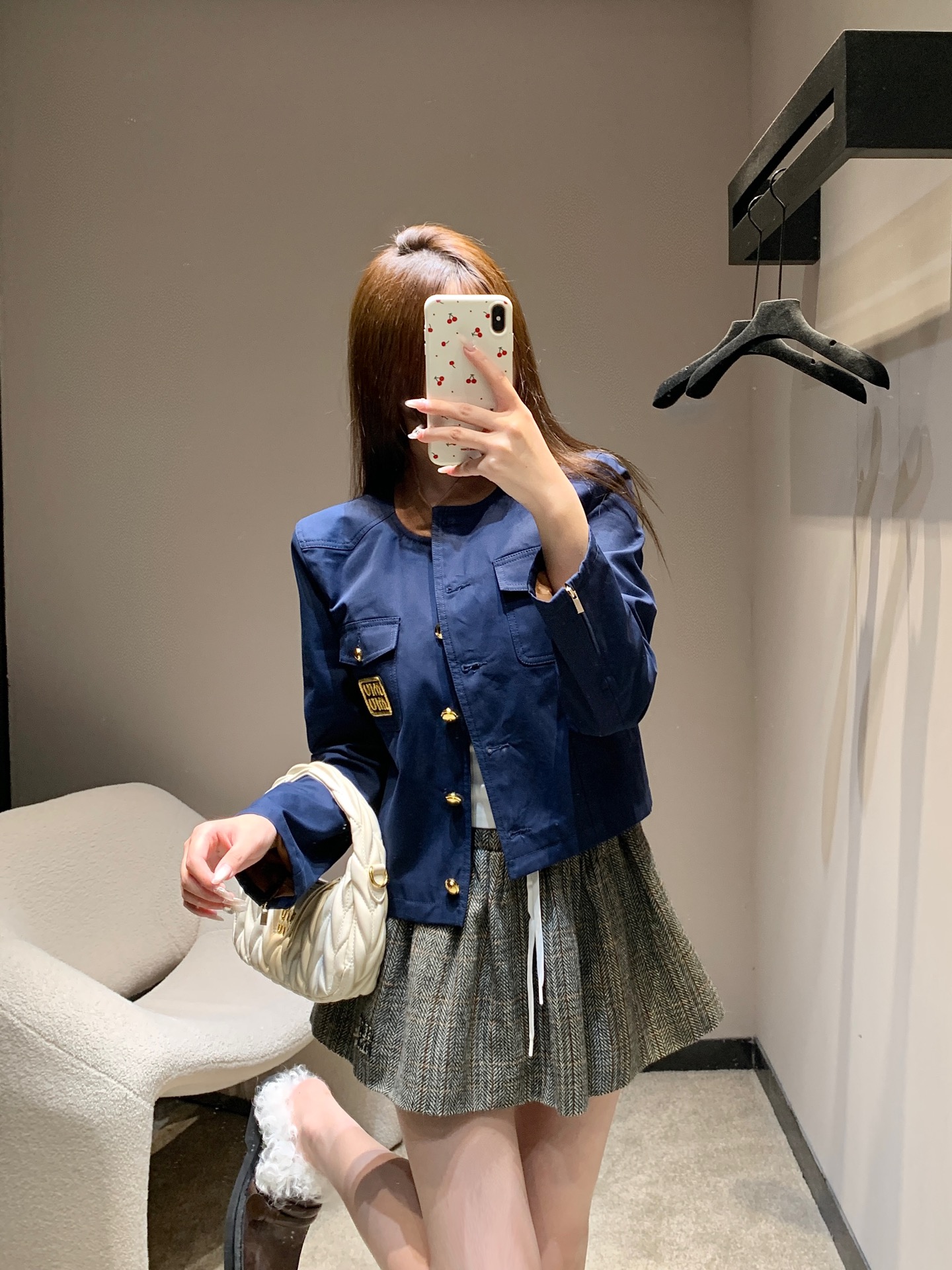 NO:605541,Miu*iu 25Fw early autumn new style double pocket micro-label contrasting collar jacket丨Exclusive high-end version!  The navy blue canvas fabric has a crisp texture, and the neat short version is accurately stuck to the waistline. The corduroy contrasting round neck + gold metal buckle brings a retro texture to the fullest; the double pockets + armband logo perfectly combine the casualness of the American campus with the sophistication of expensive brands; the cuff zipper design adds a sense of street relaxation, which is not exaggerated for daily wear, and is full of care in the details. Ready for sale in S/M/L,, miumiu, jackets & coats, jackets &  coats,alexander wang19860909Miu*iu 25Fw早秋新款 双口袋微标撞色领夹克外套丨独家高版出品！藏青帆布面料自带挺括质感,利落短款版型精准卡在腰线,灯芯绒撞色圆领+金色金属扣,复古质感直接拉满；双口袋+臂章徽标,把美式校园的随性和贵牌精致揉得恰到好处；袖口拉链设计添了份街头松弛感,日常穿不浮夸,细节里全是小心机.现货发售S/M/L,,miumiu,jackets & coats,jackets & coats,alexander wang,Women's clothing