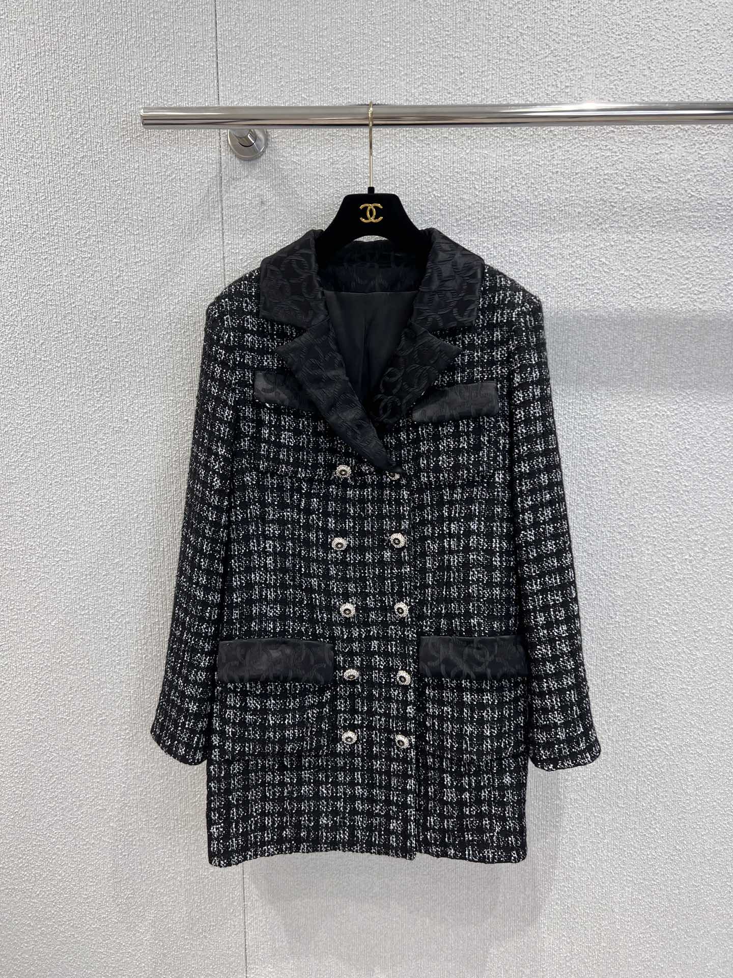 NO:592188,Support exchange Chan*l 25K high-end handmade series Wang Yibo's same style tweed jacket丨Exclusively developed by yb!  High quality production!  The black and silver blended tweed is woven with a stardust texture, and every inch of the fabric is kneaded with fine silver threads. The classic double-breasted suit silhouette hides the rebellious ingenuity of the craftsmanship workshop. The neckline is spliced with black dark pattern lace, which eliminates the weight of the tweed; the cuffs  The metal diamond buckle on the bag cover is hand-embedded in Lesage embroidery workshop that took hundreds of hours. The coldness and femininity collide with the contradictory beauty. Ready-made S/M/L real shot details, chanel, jackets  & coats,business suit,alexander wang19860909支持换款 Chan*l 25K高级手工坊系列 王一博同款粗花呢外套丨独家yb开发！高版出品！以黑银混纺粗花呢织就星尘肌理,每一寸面料都揉进细碎银线,经典双排扣西装廓形,却藏着手工坊的叛逆巧思领口拼接黑色暗纹蕾丝,消解了粗花呢的厚重；袖口与袋盖的金属钻扣,是Lesage刺绣坊耗时数百小时的手工嵌缀,冷硬与柔媚撞出矛盾美感.现货发售S/M/L实拍细节图,,chanel,jackets & coats,business suit,alexander wang,Women's clothing