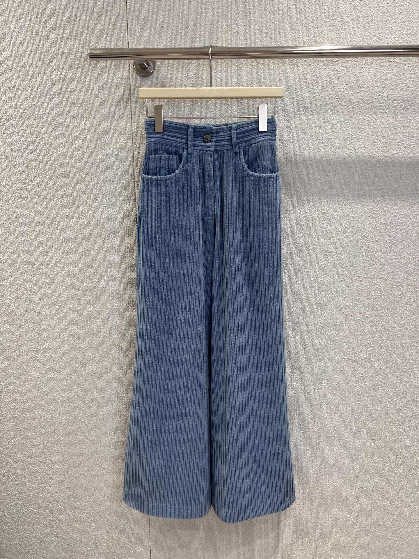 NO:591828,Supports exchange of styles Chan*l 25K high-end handmade workshop series new blue vertical striped corduroy wide-leg flared pants丨Exclusively developed by yb!  High quality production!  Combining denim blues with three-dimensional vertical striped corduroy, it brings a lazy and relaxed French atmosphere. High-waist tailoring + drapey wide-leg version, perfectly modify the waist-to-hip ratio. The slightly flared design of the trouser legs sway gently with steps. The texture of the corduroy is delicate and soft, and the retro wash makes it feel comfortable.  Suitable for all seasons, paired with a knitted sweater for a gentle and relaxed feel, layered with a tweed jacket for a noble lady style, it is the fashionable hard currency of 'one pair of pants for multiple wears' in the wardrobe. Ready-made S/M/L real shot details, chanel, jackets  & coats,alexander wang19860909支持换款 Chan*l 25K高级手工坊系列新款 蓝色竖条纹灯芯绒阔腿喇叭裤丨独家yb开发！高版出品！以牛仔蓝调碰撞立体竖条纹灯芯绒,自带慵懒松弛的法式氛围.高腰剪裁+垂坠阔腿版型,完美修饰腰臀比,裤脚微喇设计随步履轻晃,灯芯绒肌理细腻软糯,复古水洗做旧感适配四季,搭配针织衫是温柔松弛感,叠搭粗花呢外套则是贵气大小姐风,是衣橱里「一裤多穿」的时髦硬通货.现货发售S/M/L实拍细节图,,chanel,jackets & coats,alexander wang,Women's clothing