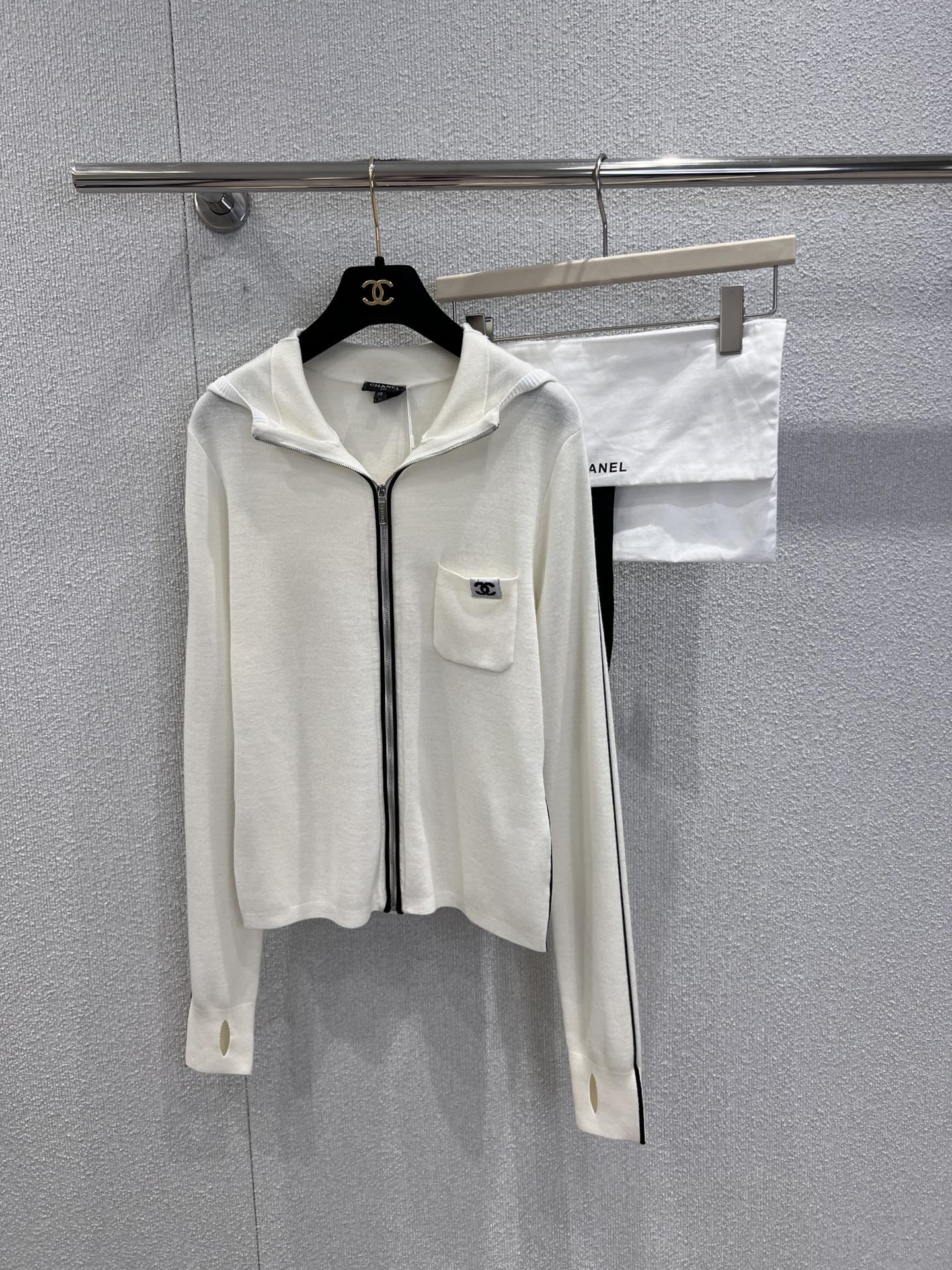 NO:592200,Supports exchange of styles Chane* 25K high-end handmade workshop series black and white zipper hooded cardigan丨exclusively developed by yb!  High quality production!  The delicate knitted fabric is both soft and stiff, making it comfortable for daily wear. The contrasting stripes on the side and zipper are the iconic elements of the ski series. The mini double C logo on the left chest is a low-key nod. The hooded + zipper version has a relaxed feel, and the cuff slit design adds a bit of casualness. Ready-made S/M/L real shot details, chanel, hats, alexander wang19860909支持换款 Chane* 25K高级手工坊系列 黑白拉链连帽开衫丨独家yb开发！高版出品！细腻针织面料兼顾柔软与挺括,既有日常穿搭的舒适,侧边与拉链处的撞色条纹是滑雪系列标志性元素,左胸迷你双C徽标低调点题,连帽+拉链版型自带松弛感,袖口开衩设计添了几分随性.现货发售S/M/L实拍细节图,,chanel,hats,alexander wang,Women's clothing