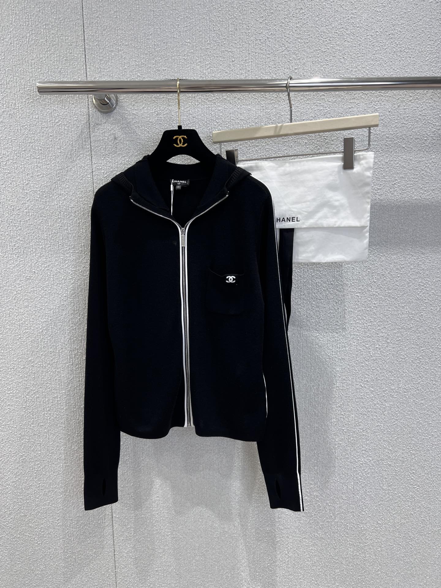 NO:592185,Supports exchange of styles Chane* 25K high-end handmade workshop series black and white zipper hooded cardigan丨exclusively developed by yb!  High quality production!  The delicate knitted fabric is both soft and stiff, making it comfortable for daily wear. The contrasting stripes on the side and zipper are the iconic elements of the ski series. The mini double C logo on the left chest is a low-key nod. The hooded + zipper version has a relaxed feel, and the cuff slit design adds a bit of casualness. Ready-made S/M/L real shot details, chanel, hats, alexander wang19860909支持换款 Chane* 25K高级手工坊系列 黑白拉链连帽开衫丨独家yb开发！高版出品！细腻针织面料兼顾柔软与挺括,既有日常穿搭的舒适,侧边与拉链处的撞色条纹是滑雪系列标志性元素,左胸迷你双C徽标低调点题,连帽+拉链版型自带松弛感,袖口开衩设计添了几分随性.现货发售S/M/L实拍细节图,,chanel,hats,alexander wang,Women's clothing