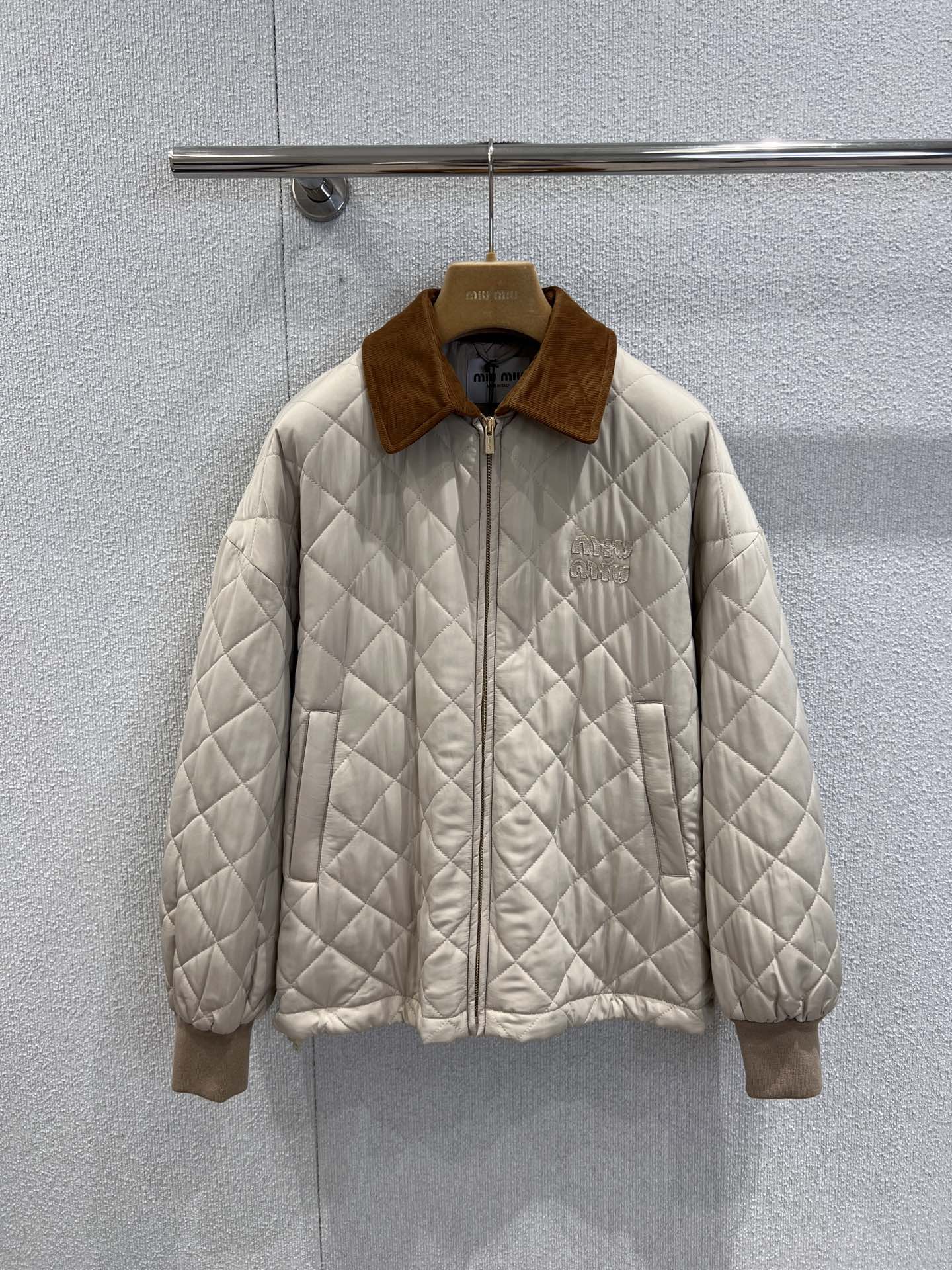 NO:592189,Support exchange MiuMi* 25FW new autumn and winter diamond pattern cotton jacket丨Exclusively developed by yb!  High quality production!  Light khaki rhombus quilted fabric is fluffy but not bloated, and the oversized loose version has a casual sense of relaxation; the lapels are spliced ​​with caramel corduroy, creating a retro sweet and cool contrasting texture. The ribbed edges of the cuffs and hem of the same color are both neat and warm. Ready-made S/M/L real shot details,,miumiu,versace,jackets & coats,jackets & coats,alexander wang19860909支持换款 MiuMi* 25FW秋冬新款 菱格纹棉服夹克外套丨独家yb开发！高版出品！浅卡其菱格绗缝面料,蓬松却不臃肿,oversize宽松版型自带随性松弛感；翻领拼接焦糖色灯芯绒,碰撞出复古甜酷的反差质感.袖口与下摆的同色系罗纹收边,既显利落又兼顾保暖.现货发售S/M/L实拍细节图,,miumiu,versace,jackets & coats,jackets & coats,alexander wang,Women's clothing