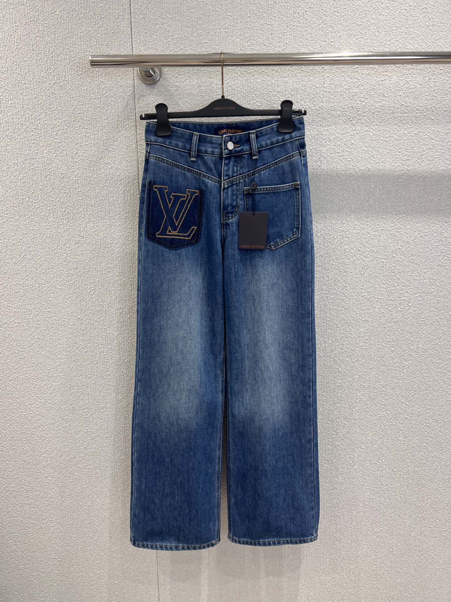 NO:592193,Supports exchange Louis Vuitt*n 25FW new autumn and winter style pocket shadow lettered fleece straight jeans丨Exclusive edition!  The medium-wash denim has been treated with fine fleece, and the shadow letter LV logo on the left hip pocket is outlined with same-color stitching. It is low-key but has a self-identifying attribute. The leather label at the waist is the finishing detail of luxury denim. The high waist  The straight cut just highlights the waist-to-hip ratio, and the trouser legs drape without dragging. When walking, the trouser legs lightly sweep over the upper, which is lazy and neat. It is a 'long-leg filter' style that makes the legs longer. Ready-made S/M/L real shot details, Louis  vuitton,louis vuitton,jeans,alexander wang19860909支持换款 Louis Vuitt*n 25FW秋冬新款 口袋阴影字母抓毛直筒牛仔裤丨独家版出品！中度水洗牛仔布做了细腻抓毛处理,左胯口袋处的阴影字母LV标识,以同色系缝线勾勒轮廓,低调却自带识货属性,腰头的皮质标签是奢侈丹宁的点睛细节.高腰直筒剪裁刚好衬出腰臀比例,裤管垂坠不拖沓,走动时裤脚轻扫鞋面,慵懒中带着利落,是显腿长的“长腿滤镜”款.现货发售S/M/L实拍细节图,,louis vuitton,louis vuitton,jeans,alexander wang,Women's clothing