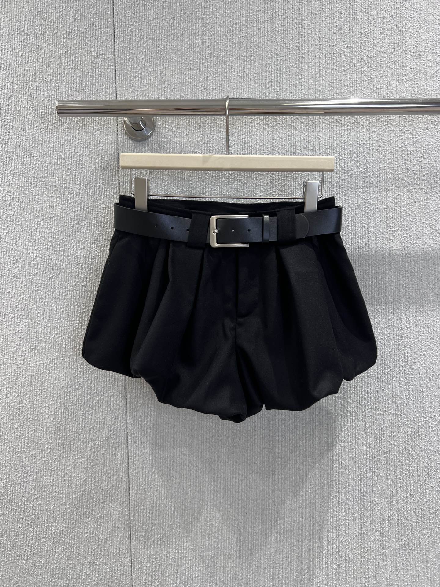 NO:605535,Support exchange JORY* 25FW new autumn and winter black belt bubble shorts丨Exclusive high-end version!  The fabric has a delicate and waxy texture, and the soft and stylish bubble silhouette is welded to the body to 'hide the flesh and make the body look slimmer' - the loose pants cover the crotch and legs, and the skirt-style pleated edges add a sense of sweet girly agility. The belt creates a high waistline instantly, and small people can also wear it to show neat proportions. Ready-made S/M/L real shot details, skirts, shorts, alexander wang19860909支持换款 JORY* 25FW秋冬新款 黑色腰带泡泡短裤丨独家高版出品！面料自带细腻柔糯的质感,软而有型的泡泡廓形,把“藏肉显瘦”焊在身上——宽松裤型遮胯又遮腿,裙摆式褶皱边添了份甜妹灵动感,搭配腰带秒出高腰线,小个子也能穿出利落比例.现货发售S/M/L实拍细节图,,skirts,shorts,alexander wang,Women's clothing