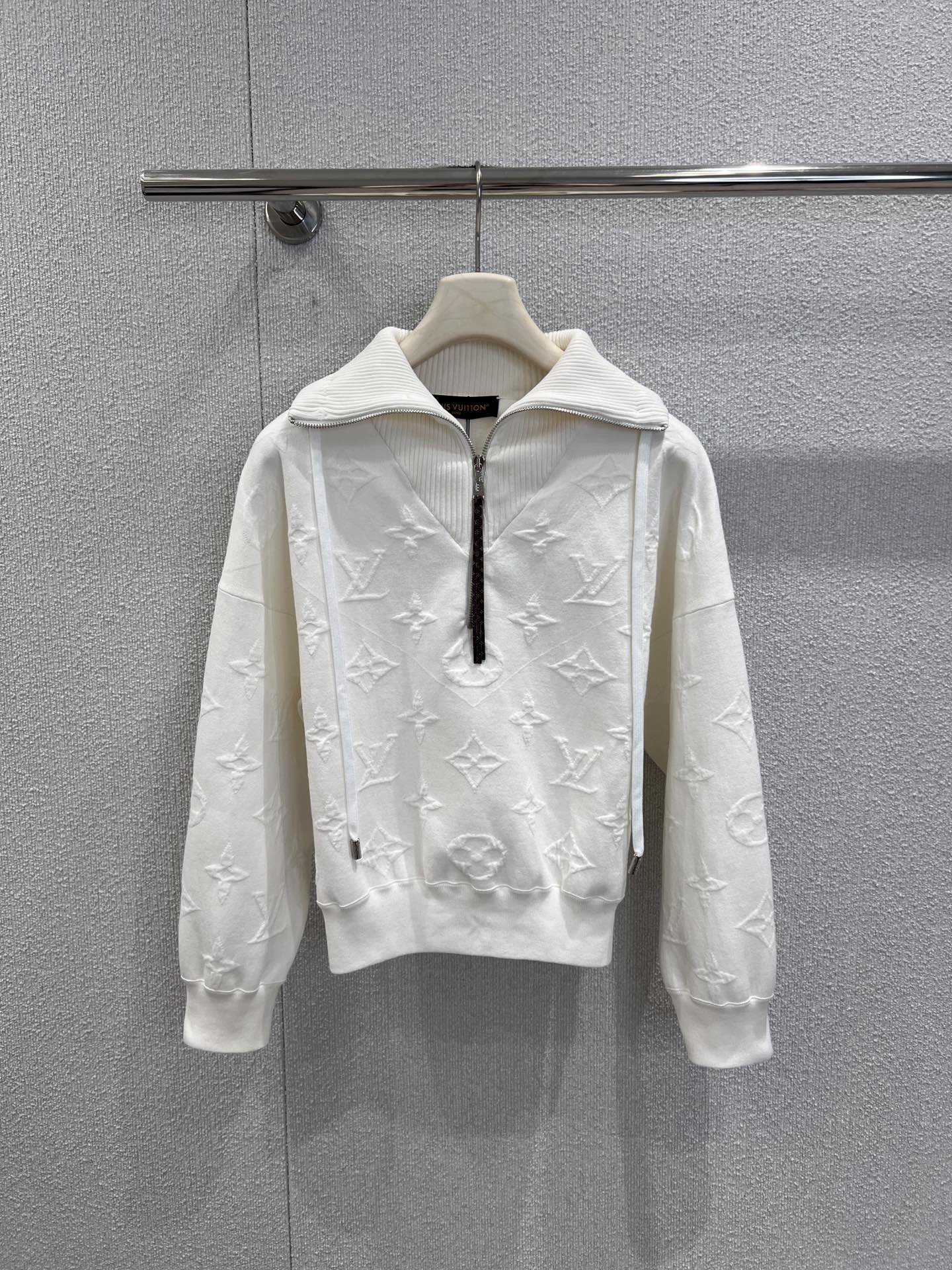 NO:592197,Support exchange Louis Vuitton 25FW new autumn and winter high-neck half-zip drawstring embossed pattern knitted top丨Exclusive version!  The soft, waxy and skin-friendly worsted knitted fabric is comfortable to wear next to the body, yet still has a crisp and drapey feel; the high collar + half zipper design combines warmth and style, and the drawstring at the neck can be freely adjusted for tightness, casual pile collar or neat stand-up collar; the body is fully printed with three-dimensional embossed patterns, which is a low-key interpretation of the brand's classic elements, unobtrusive but with a sense of authenticity. Ready-made S/M/L real shot details, Louis  vuitton,alexander wang19860909支持换款 Louis Vuitton 25FW秋冬新款 高领半拉链抽绳浮雕花纹针织上衣丨独家版出品！软糯亲肤的精纺针织面料,既有贴身穿着的舒适,又不失挺括垂坠感；高领+半拉链设计兼顾保暖与造型感,领口抽绳可自由调节松紧,随性堆领或利落立领皆可；衣身满印立体浮雕花纹,是品牌经典元素的低调演绎,不张扬却自带识货质感.现货发售S/M/L实拍细节图,,louis vuitton,alexander wang,Women's clothing