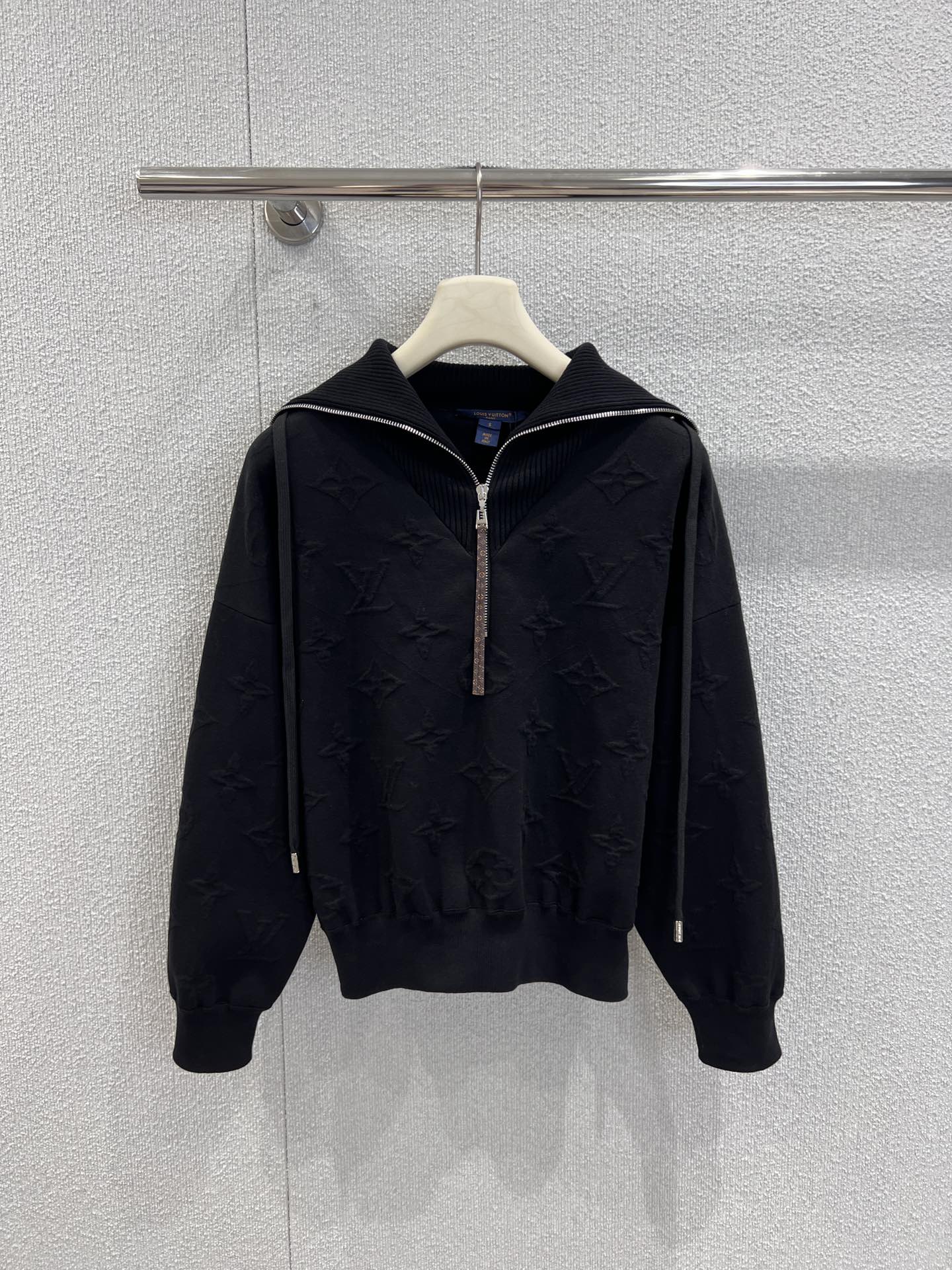 NO:592201,Support exchange Louis Vuitton 25FW new autumn and winter high-neck half-zip drawstring embossed pattern knitted top丨Exclusive version!  The soft, waxy and skin-friendly worsted knitted fabric is comfortable to wear next to the body, yet still has a crisp and drapey feel; the high collar + half zipper design combines warmth and style, and the drawstring at the neck can be freely adjusted for tightness, casual pile collar or neat stand-up collar; the body is fully printed with three-dimensional embossed patterns, which is a low-key interpretation of the brand's classic elements, unobtrusive but with a sense of authenticity. Ready-made S/M/L real shot details, Louis  vuitton,alexander wang19860909支持换款 Louis Vuitton 25FW秋冬新款 高领半拉链抽绳浮雕花纹针织上衣丨独家版出品！软糯亲肤的精纺针织面料,既有贴身穿着的舒适,又不失挺括垂坠感；高领+半拉链设计兼顾保暖与造型感,领口抽绳可自由调节松紧,随性堆领或利落立领皆可；衣身满印立体浮雕花纹,是品牌经典元素的低调演绎,不张扬却自带识货质感.现货发售S/M/L实拍细节图,,louis vuitton,alexander wang,Women's clothing