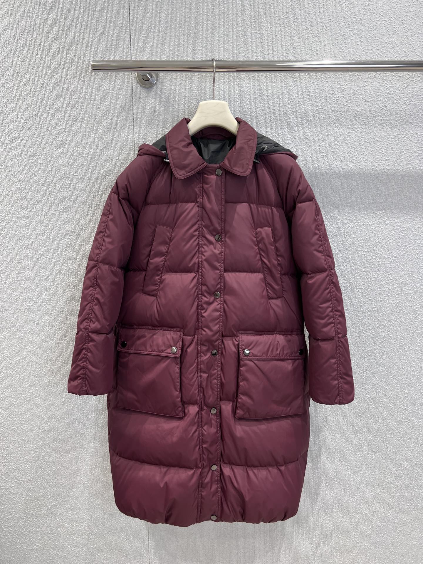 NO:605528,Comes with dust bag Brunello Cucin*lli 25FW new autumn and winter four-bag long down jacket丨Exclusively developed by yb!  High quality production!  The light matte fabric has a soft matte luster and just the right amount of fluff. The lapel + hood design combines practicality and elegance; the classic four-pocket workwear version, the large pockets are just needed for carrying hands and stuffing in autumn and winter, and the combination of single-breasted buttons + metal snaps, neat and delicate. The long and loose style just covers the hips, is friendly to all body shapes, and has an effortless relaxed aura when walking. Ready-made S/M/L real shot details, brunello  cucinelli,down jacket,hats,alexander wang19860909配防尘袋 Brunello Cucin*lli 25FW秋冬新款 四袋长款羽绒服丨独家yb开发！高版出品！轻盈哑光面料自带柔雾光泽,蓬松度恰到好处,翻领+连帽双设计,实用性和优雅感兼顾；经典四袋工装版型,大口袋是秋冬揣手+装物刚需,单排扣+金属按扣的组合,利落中藏着精致小心思；宽松长款刚好盖过臀部,对各种身形都友好,走动间是毫不费力的松弛气场.现货发售S/M/L实拍细节图,,brunello cucinelli,down jacket,hats,alexander wang,Women's clothing