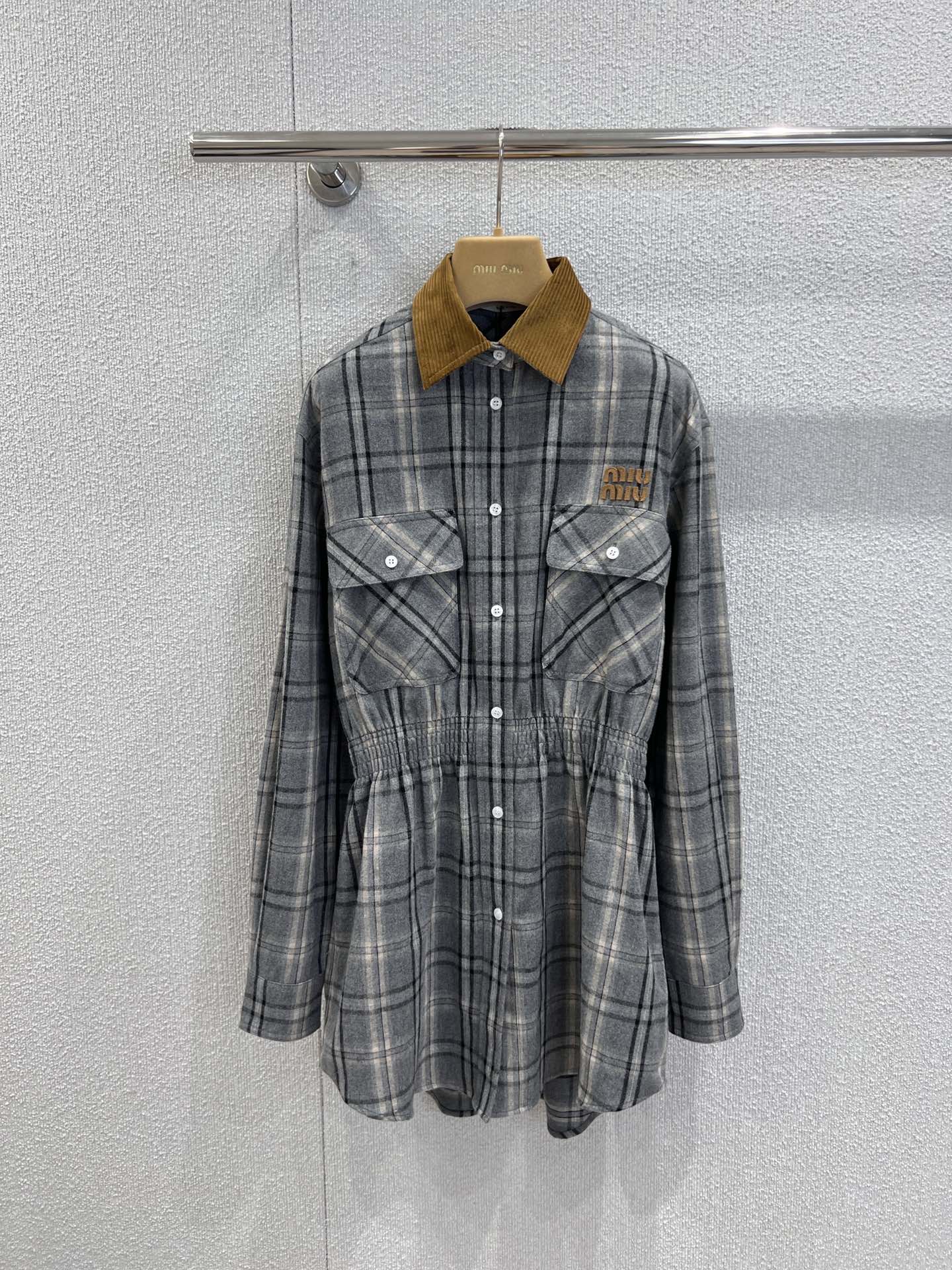 NO:605530,Support exchange Miu Mi* 25FW new autumn and winter plaid flannel waist shirt skirt | Exclusively developed by yb!  High quality production!  Gray-toned plaid + flannel fabric, with a warm and waxy retro filter, corduroy color-blocking collar + embossed logo on the chest, full of retro details; waist-cinching shirring design just pinches the waistline, and the loose shirt skirt instantly changes into a 'go up and down' style, which can also be used by small people.  Wear with neat proportions; single-breasted buttons on the front + large patch pockets, easy to put on and take off every day, and can carry small items, casual and practical. Ready-made S/M/L real shot details, miumiu, skirts, shirts, alexander  wang19860909支持换款 Miu Mi* 25FW秋冬新款 格纹法兰绒收腰衬衫裙丨独家yb开发！高版出品！灰调格纹+法兰绒面料,自带暖糯的复古滤镜,灯芯绒拼色领+胸前浮雕Logo,复古细节拉满；收腰抽褶设计刚好掐出腰线,宽松衬衫裙秒变“上松下滑”的藏肉版型,小个子也能穿出利落比例；前襟单排扣+大贴袋,日常穿脱方便还能揣小物件,随性又实用.现货发售S/M/L实拍细节图,,miumiu,skirts,shirts,alexander wang,Women's clothing