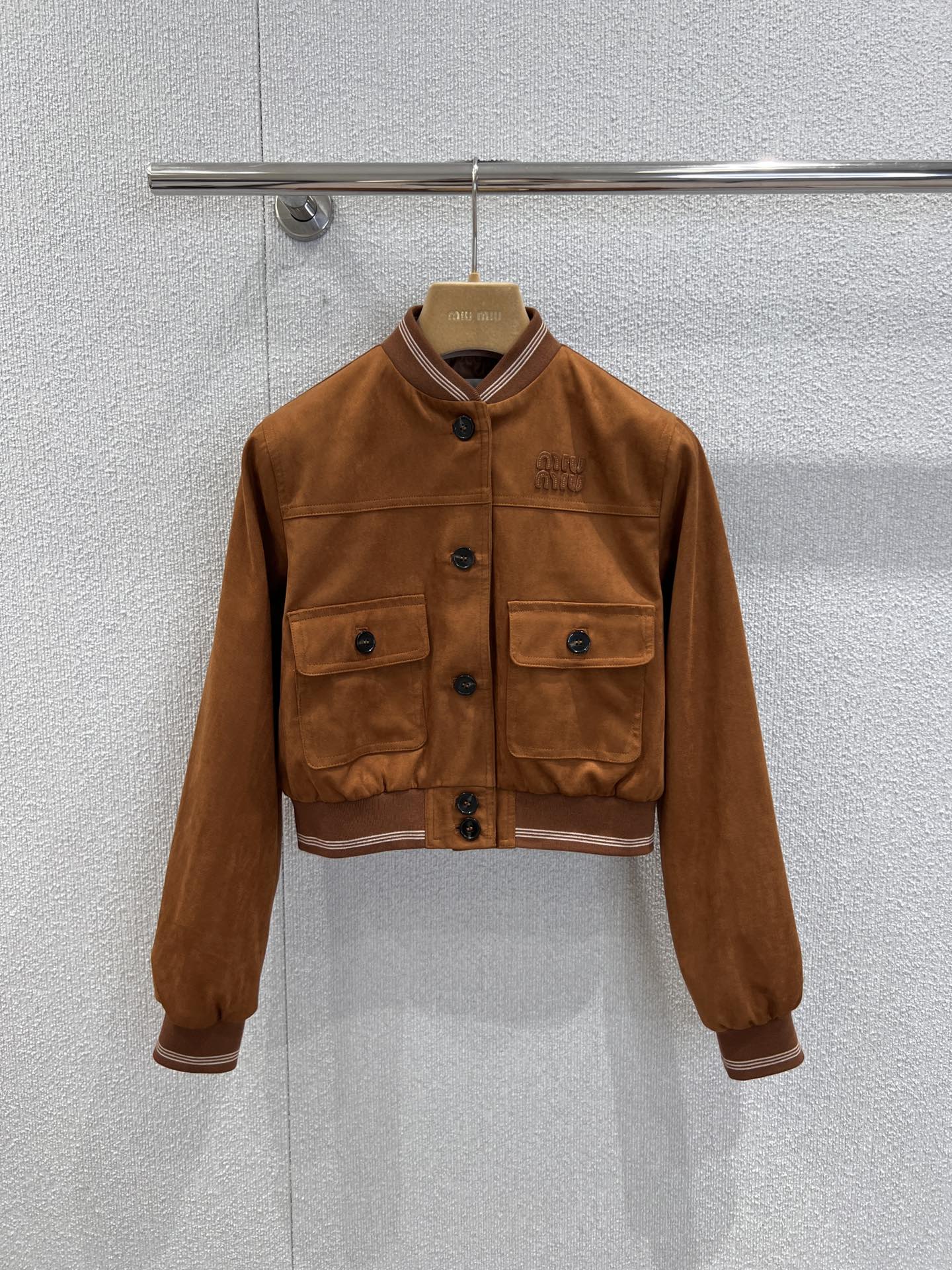 NO:605524,Support exchange MiuMi* 25FW new autumn and winter caramel suede short bomber jacket丨Exclusively developed by yb!  High quality production!  The caramel brown suede texture is soft and luxurious, with a gentle filter of matte suede. The short version is precisely stuck on the waistline. When paired with high-waisted bottoms, it directly elongates the proportion. Small people can also wear it with a neat aura; classic pilot collar + contrasting ribbed edges.  It has a retro sporty feel, single-breasted buttons + flap pockets are the exquisite details, and the low-key letter mark on the chest quietly reveals the texture of your expensive brand. Real-life detailed pictures of S/M/L ready for sale, miumiu, jackets  & coats,jackets & coats,chamois leather,alexander wang19860909支持换款 MiuMi* 25FW秋冬新款 焦糖麂皮短款飞行员夹克外套丨独家yb开发！高版出品！焦糖棕麂皮质感软糯又高级,自带哑光绒面的温柔滤镜,短款版型精准卡在腰线,搭配高腰下装直接拉长比例,小个子也能穿出利落气场；经典飞行员领+撞色罗纹边,复古运动感拉满,单排扣+翻盖口袋是细节里的精致,胸口低调的字母标,不动声色透出贵牌质感.现货发售S/M/L实拍细节图,,miumiu,jackets & coats,jackets & coats,chamois leather,alexander wang,Women's clothing