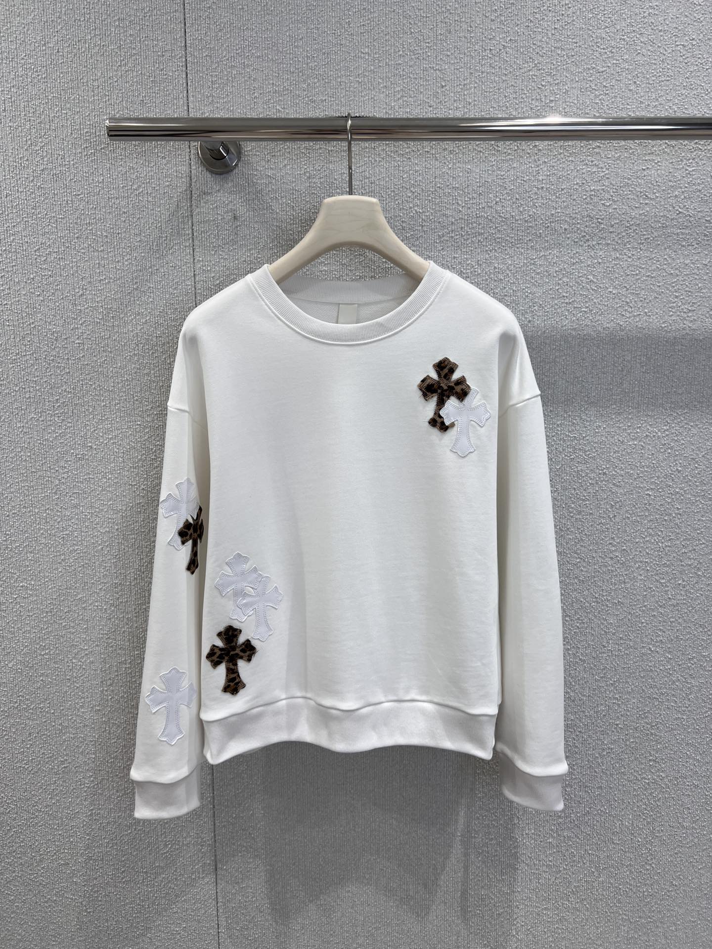 NO:605550,Supports exchange Chrome He*rts 25FW new autumn and winter leopard print patent leather round neck sweatshirt丨Exclusive high-end version!  The base of the milky white pure cotton sweatshirt is soft and skin-friendly, with a relaxed and lazy everyday feel; the finishing touch is the leopard print patent leather cross mark, the bright texture breaks up the dullness, the dark iconicity is blended with the wild leopard print, and the aura of the expensive brand is directly filled. It can be used for daily outings or light occasions to maintain a 'low-key luxury trend'. Ready-made S/M/L real shot details, chrome  hearts,hoodie,sweatshirts,alexander wang19860909支持换款 Chrome He*rts 25FW秋冬新款 豹纹漆皮拼皮圆领卫衣丨独家高版出品！奶白纯棉卫衣基底软糯亲肤,自带松弛慵懒的日常感；点睛之笔是豹纹漆皮拼皮十字标,亮面质感撞碎沉闷,暗黑标识性与野性豹纹糅合,贵牌气场直接拉满.日常出街或轻场合都能稳稳拿捏“低调奢潮”.现货发售S/M/L实拍细节图,,chrome hearts,hoodie,sweatshirts,alexander wang,Women's clothing