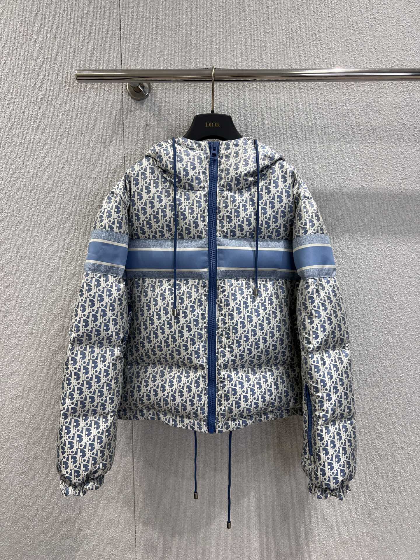 NO:605966,Supports exchange Dio* 25Fw new autumn and winter lettered jacquard hooded cotton jacket丨Exclusive high-end version!  The whole body is covered with light blue old flower jacquard, and the classic CD logo has low-key recognition; contrasting blue and white stripes run through the shoulders and 'CHRISTIAN' on the back  DI*R' letter mark is the finishing touch of retro sporty feeling. The design of hood + drawstring waist + blouson sleeves has the right warmth and neat silhouette. The soft cotton texture is not bulky, like wearing clouds on the body. Actual detailed pictures of S/M/L ready for sale, dior, jackets & coats, hats, alexander wang19860909支持换款 Dio* 25Fw秋冬新款 字母老花提花连帽棉服外套丨独家高版出品！满幅浅蓝调老花提花铺满衣身,经典CD标识自带低调辨识度；撞色蓝白条纹贯穿肩背,后背的「CHRISTIAN DI*R」字母标是点睛的复古运动感.连帽+抽绳收腰+束口袖的设计,把保暖性和利落廓形捏得刚好,软乎乎的棉服质感却不显臃肿,像把云朵穿在了身上.现货发售S/M/L实拍细节图,,dior,jackets & coats,hats,alexander wang,Women's clothing