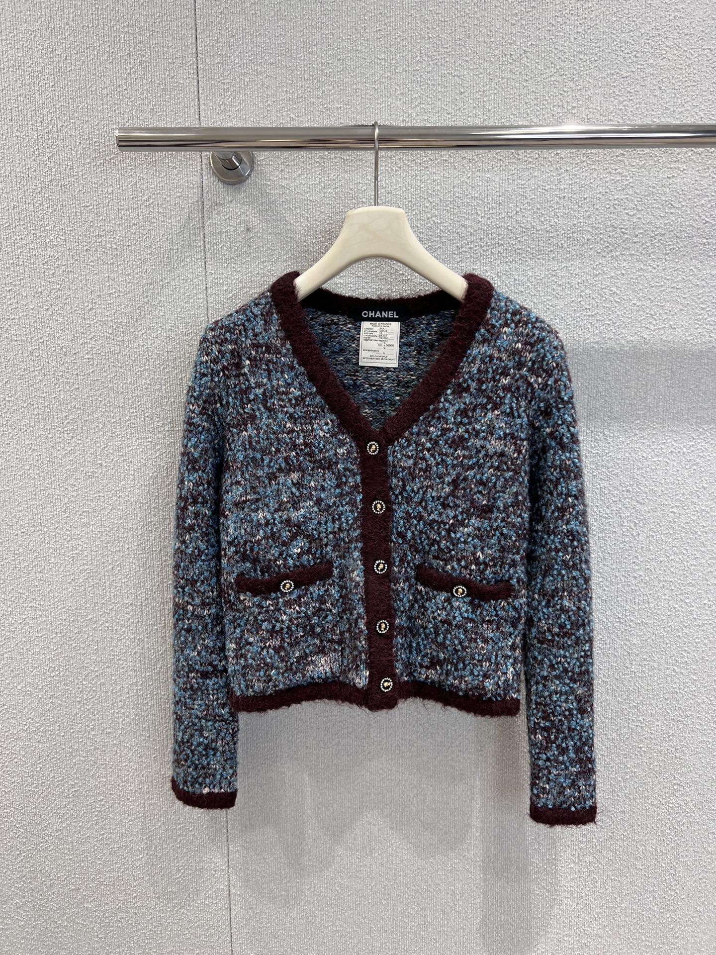 NO:605556,Cardigan supports exchange chane* 25K high-end handicraft workshop series new style cashmere knitted cardigan + skirt in contrasting colors丨Exclusive high-end version!  The cashmere blended fabric is full of soft warmth, with blue and purple contrasting threads woven to create fine starlight, with a hazy and gentle filter; the cardigan's V-neck + contrasting hemming accurately outlines the shoulder and neck lines, and the slim fit of the short skirt highlights the waist-to-hip ratio. The sophistication of your brand is hidden in every detail.  The metal button + patch pocket design is not exaggerated for daily wear. Pair it with black silk high-heeled shoes to make it a light dinner dress. Pair it with white shoes to become a casual lady. This set unlocks the 'noble and relaxed feeling' in autumn and winter. Ready-made S/M/L real shot details,, chanel, high  heels,skirts,alexander wang19860909开衫支持换款 chane* 25K高级手工坊系列新款 撞色系羊绒针织开衫+短裙丨独家高版出品！羊绒混纺面料裹满软乎乎的暖感,蓝紫撞色杂线织出细碎星光,自带朦胧的温柔滤镜；开衫V领+撞色包边,精准勾勒肩颈线条,短裙修身版型掐出腰臀比例,贵牌精致感藏在每一处细节里.金属纽扣+贴袋设计,日常穿不浮夸,搭黑丝高跟鞋是晚宴轻礼服,配小白鞋又变成随性大小姐,一套解锁秋冬的“贵气松弛感”.现货发售S/M/L实拍细节图,,chanel,high heels,skirts,alexander wang,Women's clothing